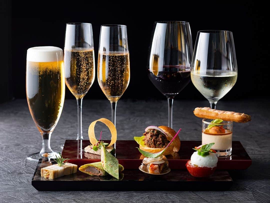 のインスタグラム：「ホテル28階にあるバー＆ラウンジ「トゥエンティエイト」で人気「Apero（アペロ)」は、お好みのドリンクをお好きなだけお召し上がりいただけるフリーフローと、上質なフィンガーフードがセットになった、ワクワクするメニュー。食前に軽くお酒をたしなむことで、ディナーをよりおいしくいただくという意味合いをもつ”アペロ”をご賞味ください。  Stimulate your tastebuds with "Apero at TwentyEight" -  our chef's aperitives served with wines and cocktails of your choice.  Share your own images with us by tagging @conrad_tokyo ————————————————————— #コンラッド東京 #コンラッド #ホテル #汐留 #東京 #客室 #部屋 #新橋 #銀座  #トゥエンティエイト  #バー #カクテル #ConradTokyo #StayInspired #Conrad #Tokyo #suite #Shiodome #Shinbashi #staycation #conradsuite #twentyeight #tokyobar」