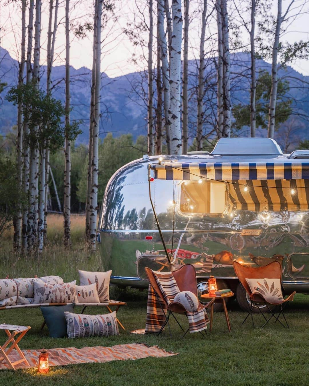 コーラル アンド タスクさんのインスタグラム写真 - (コーラル アンド タスクInstagram)「Go glamping at home this weekend! ⛺️ Recreate our Airstream look with embroidered pillows featuring found feathers and a few cozy blankets. You’ll be stargazing in style! #coralandtusk #campcoralandtusk Airstream: @silverbungalow 📍: @snakeriverranch 📸: @willellisphoto」8月28日 23時07分 - coralandtusk