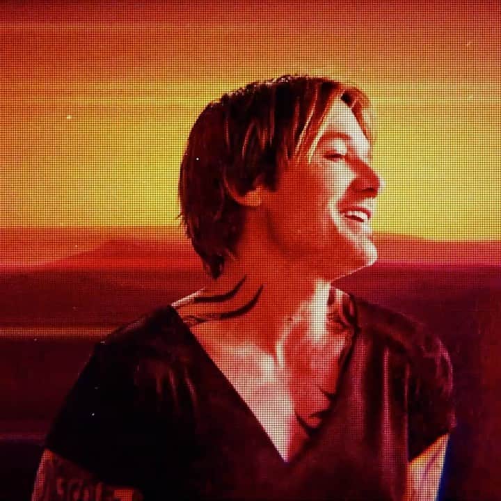 キース・アーバンのインスタグラム：「Everybody needs a buddy when they’re on the run 💥 TUMBLEWEED • OUT NOW」