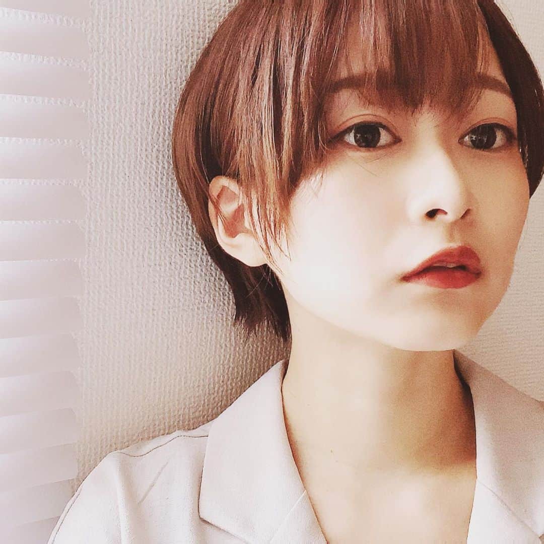 河瀬茉希さんのインスタグラム写真 - (河瀬茉希Instagram)「全然投稿してないなと思って投稿したけど、自分の顔ドアップはさすがに恥ずかしいですね。 久しぶりに前髪作りました。」8月28日 23時01分 - chan_maki_kawase
