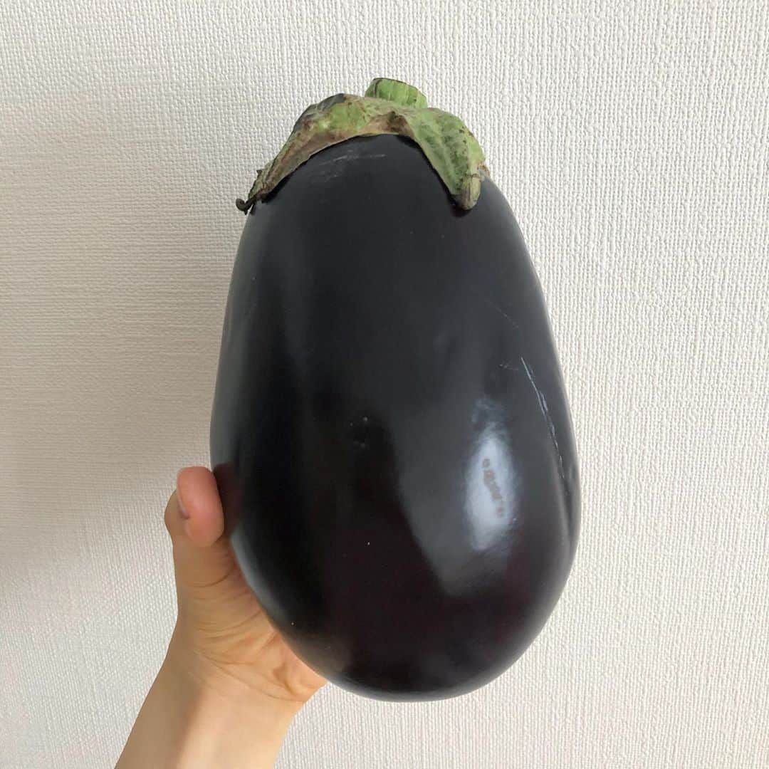 馬渕史香のインスタグラム：「おっきい米茄子🍆 思わず買っちゃった」