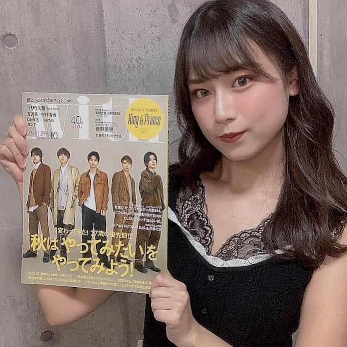 町田彩夏のインスタグラム：「【素敵なお知らせ🧸🤍】  本日発売の講談社『with』10月号に掲載されています。今月号の特集テーマは「変わってきた！27歳の優先順位。秋は『やってみたい』をやってみよう！」ということで、その中のコーナー「27歳の政治学」で、取り上げて頂きました。  初めての女性ファッション誌の撮影・取材で、素敵なスタジオで、これまた素敵なカメラマンさんに自分でもお驚くほど、綺麗な写真を撮って頂きました。  今感じていること、今私たちに何が必要なのかを中心に存分に話したことが記事になっています。  選挙や政治やジェンダーを中心に活動してきたことが、こうして新しいご縁があって、今までとは違う領域にチャレンジ出来たこと、とても嬉しいですし、本当に想像もしてなかった未来ってやってくるんだなと感慨深いです。  普段から購読されている方はもちろん、これを機に手にとってみようかなという方も、1人でも多くの方に届いて欲しいと思います。  全国のコンビニや書店で絶賛発売中です。どうぞお近くの店舗でお手に取ってください。  表紙はKing & Princeさん。以前インタビュー記事を読んでからファンになったマリウス葉さんのインタビューもあり、同じ雑誌に載れたことにドキドキしています。  お手に取った暁には、どうぞ読者アンケートも書いて頂けると嬉しいです。というのも、政治とカルチャーが融合した新しい取り組みが、今後も続いて欲しいと心から願っているからです。政治アイドルと名乗ることを決めてから、ずっと夢見てきたことが今叶おうとしています。どうかこの炎が消えないように、もっと続きますようにと願っています。  2020.8.28 町田彩夏  #with #講談社 #政治アイドル #27歳の政治学 この写真の衣装は #MIIA のワンピースです。」
