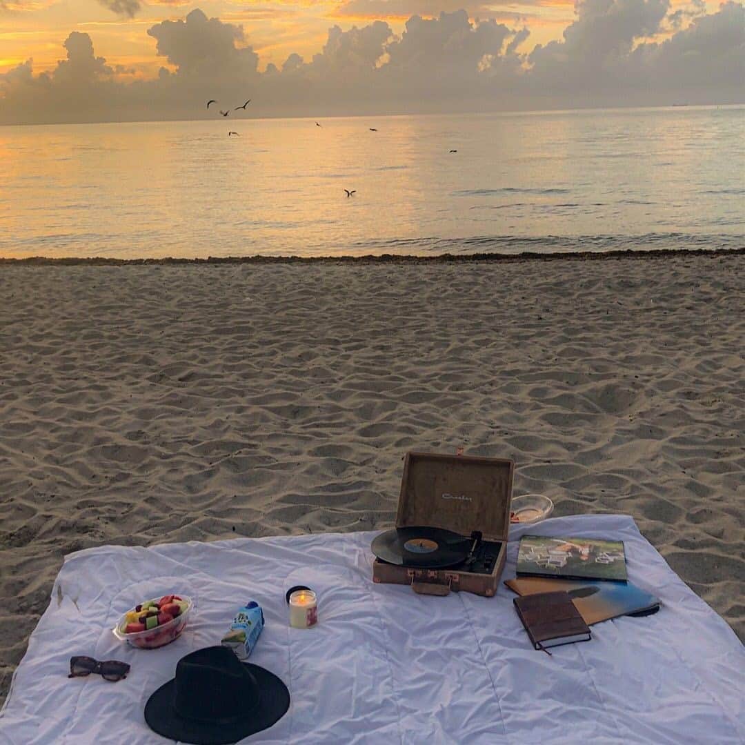 Vita Coco Coconut Waterのインスタグラム：「Comment what kind of takeout cuisine you'd bring to your beach date」