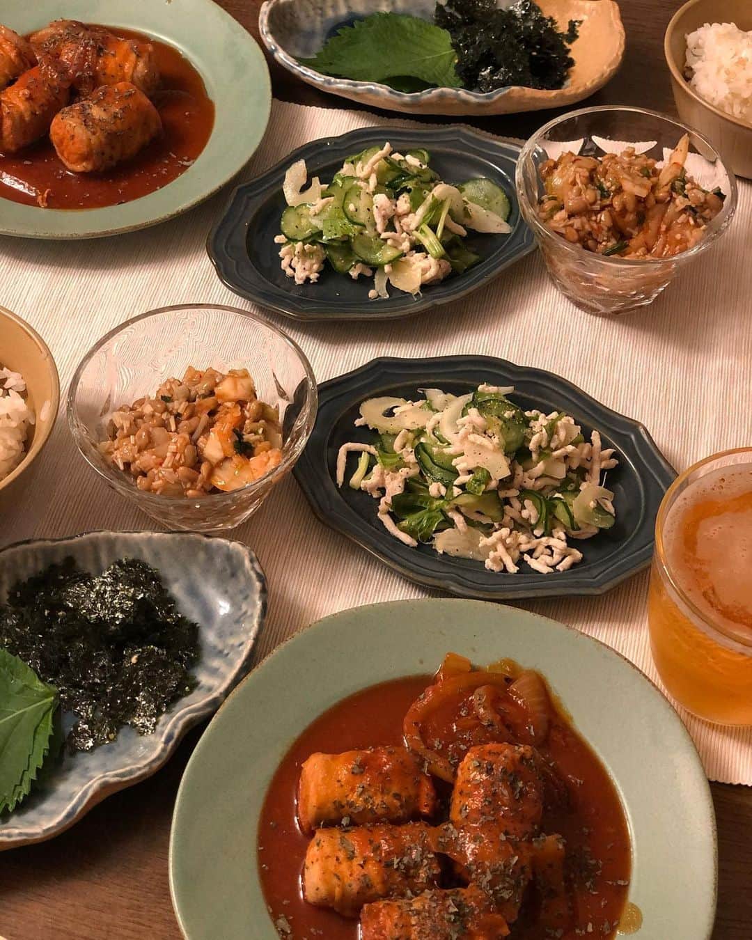 のインスタグラム：「. @veryweb.jp のレシピページが 素敵で美味しそうでつい食べたくなって よく晩ご飯に参考にさせてもらってる📚 今日の献立はロバート馬場さんのレシピのを🍽 ✔︎厚揚げの豚バラ巻き ✔︎セロリのタイ風和物 ✔︎えのき納豆キムチ 簡単美味しかった😋💛 . . #お気に入りのレシピページはクラップしてる📖 #新しい食器欲しい🍽🥄🍴 #muuご飯🍽」