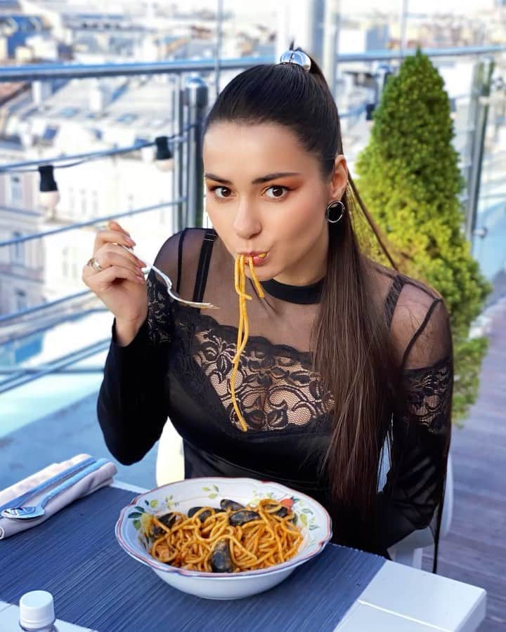 のインスタグラム：「He who does not work, he eats 😅 If you find something you love to do, you’ll never work a day in your life 😋👌 @BangEnergy  Follow the inventor of Bang: @BangEnergy.CEO  #EnergyDrink #BangEnergy」
