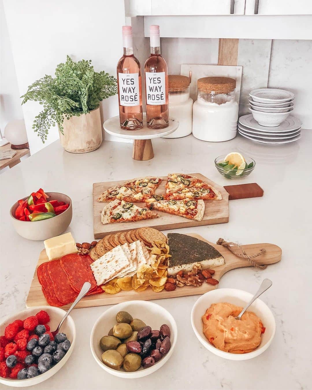 Stephanie Sterjovskiさんのインスタグラム写真 - (Stephanie SterjovskiInstagram)「Love creating these spreads, even when it’s just @nealjolly & I 😉🍷// A new “what I eat in a week” video is up on my channel with some clips from our 30th birthday backyard party last weekend as well! Link in bio. . Details linked here: @liketoknow.it http://liketk.it/2VpcZ #liketkit #StayHomeWithLTK #LTKhome #charcuterieboard #weekendfeels #kitchensofinstagram #kitcheninspiration #kitcheninspo #kitchendecor #kitchenstyling #modernkitchen #hanstonequartz #jollyabode」8月28日 23時10分 - stephsjolly
