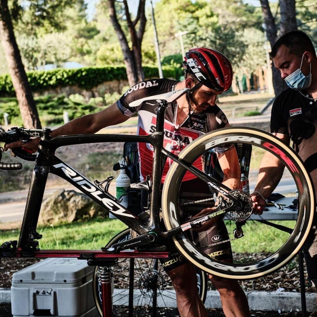 カンパニョーロさんのインスタグラム写真 - (カンパニョーロInstagram)「Final check for @lotto_soudal bikes at the @letourdefrance.  #superrecordeps   credits @facepeeters」8月28日 23時10分 - campagnolosrl