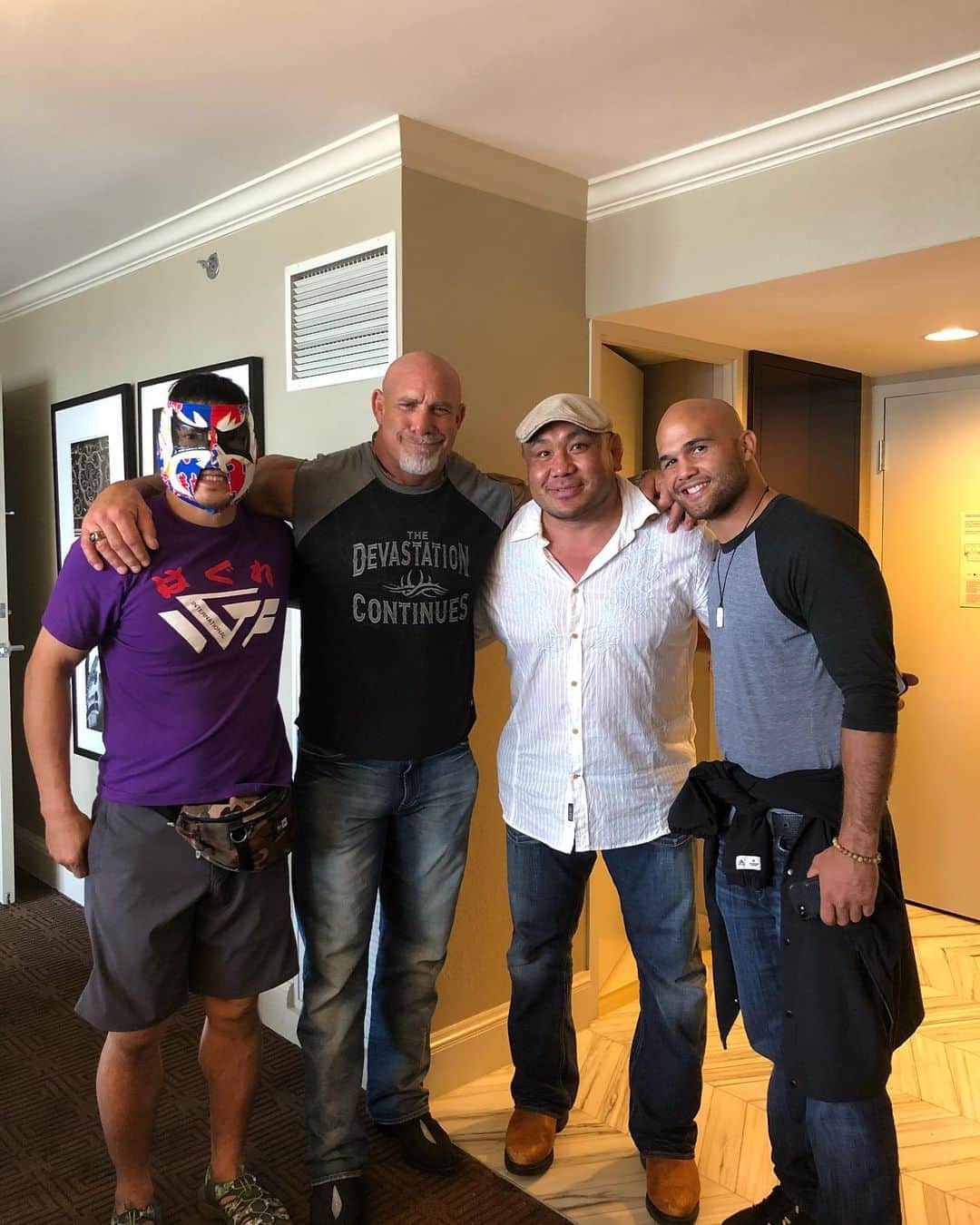 ビル・ゴールドバーグのインスタグラム：「#fbf Anyone who knows me understands my deep rooted love of the martial arts. Throughout the years I’ve been lucky enough to rub shoulders with many legendary fighters who’s character outshines even their  fighting abilities. From #elitexc to the #pridefightingchampionships , from the @ufc to @glorykickboxing  I’ve acquired many quality friends that I’m greatly appreciative of 🙏🙏 Keep up the good fight boys! 👊  LETS SEE WHO CAN NAME EVERYONE PICTURED ABOVE...😜 #spear #everyoneisnext #jackhammer #whosnext #mixedmartialarts #mma #kickboxing #muaythai #jujitsu #grecoromanwrestling #sambo 👊」