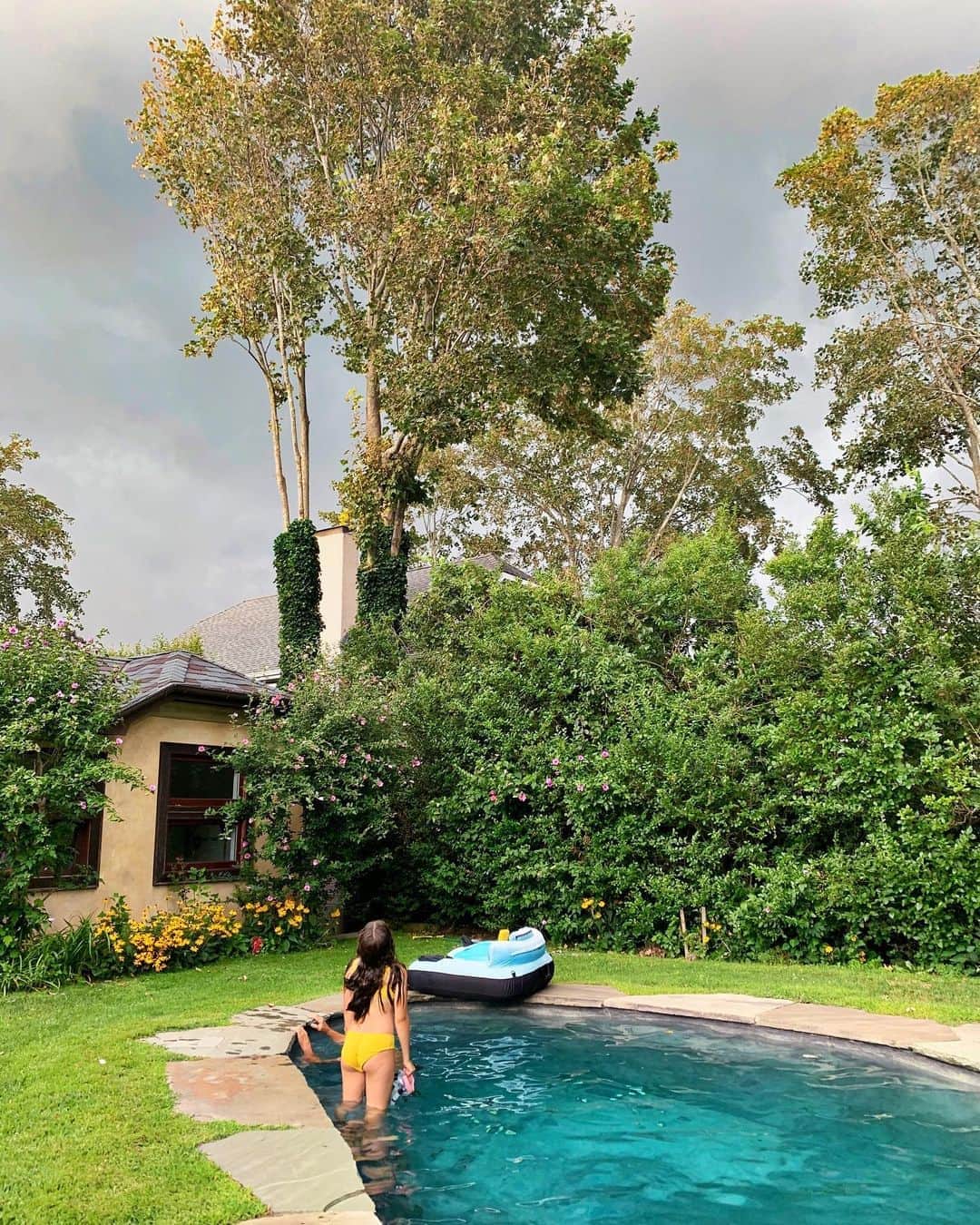 Ilana Wilesさんのインスタグラム写真 - (Ilana WilesInstagram)「Everyone out of the pool. Storm’s coming. I hope everyone is safe. ❤️」8月28日 23時12分 - mommyshorts