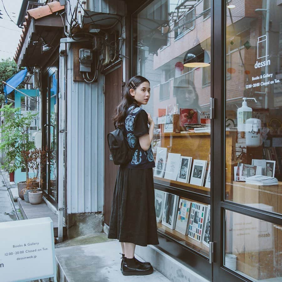前田エマさんのインスタグラム写真 - (前田エマInstagram)「さてさて毎週金曜は #前田エマの東京ぐるり   今回は中目黒にある大好きなアートブックの本屋さん兼ギャラリー「dessin」へ @dessin_books 📚　ここでの思い出はいろいろあるけど草野庸子ちゃん　@yoko.kusano の展示を見たあと、2人で早い時間から呑んだ！！ファッジのウェブサイトからみてね〜わたしのストーリーからも見れますよう！ @fudge_magazine  @osada__」8月28日 23時13分 - emma_maeda