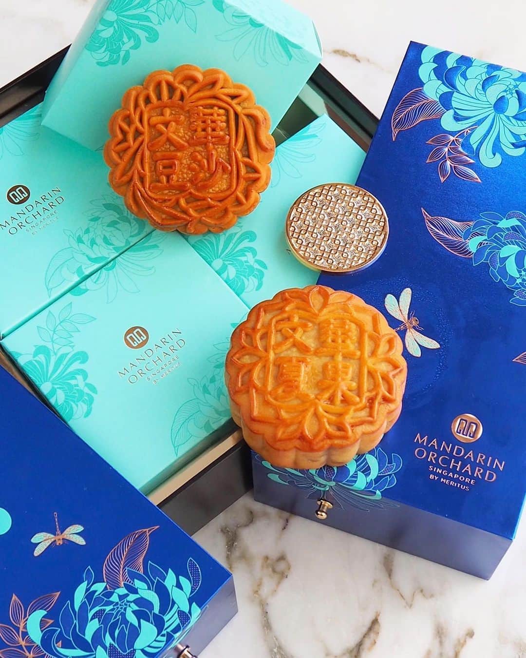 Li Tian の雑貨屋さんのインスタグラム写真 - (Li Tian の雑貨屋Instagram)「@mandarinorchard presents its classic and contemporary mooncakes, inspired by the flavours of autumn and specially handcrafted by its award-winning culinary team. This Mandarin Collection ($74/4pcs) features:   •Mixed Nuts and Jamón Ibérico • Double Yolk and White Lotus Paste • Macadamia Nuts and Low Sugar White Lotus Paste  •Azuki Red Bean Paste and Pine Nuts   Early Bird Offer ends 1 September 2020 for DBS/POSB: 30% off // UOB and Citibank: 20% off. Standard Offer : 2 September to 1 October 2020 - for DBS/POSB: 25% off// UOB: 15% off  • • • #singapore #desserts #yummy #love #sgfood #foodporn #igsg #sgcafe #instafood #gourmet #onthetable #snacks #cafe #sgeats #f52grams #sweetstagram #sgcakes #mediadrop #feedfeed #pastry #foodsg #musttry #sgmooncakes #tasty #mooncakes #stayhomesg #sgblog #sgpromo #sghotel #hotel」8月28日 23時13分 - dairyandcream