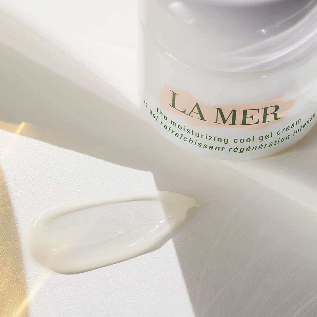 ドゥラメールのインスタグラム：「Looking for a cool drink of water these days? The Moisturizing Cool Gel Cream flows with the moisture you’d expect from La Mer, in a lightweight, refreshing texture.」