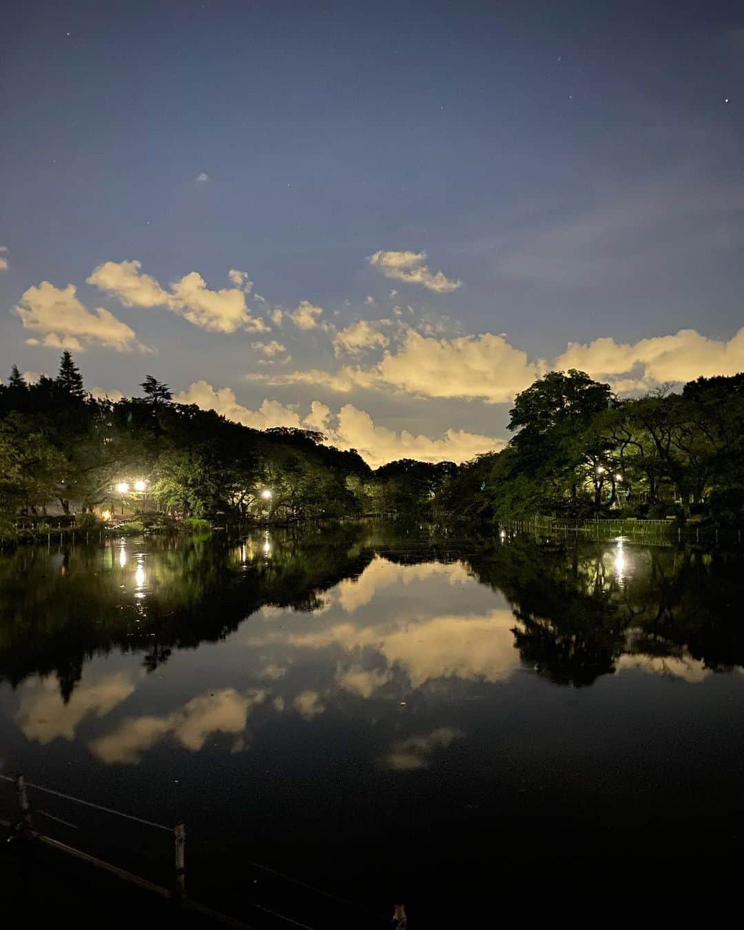 田村直美のインスタグラム：「夜の散歩　 雲がパワフルだったので撮ってみたら カッコいいの撮れた iPhoneすごいな✨ それとも　隠れた才能か...ww」