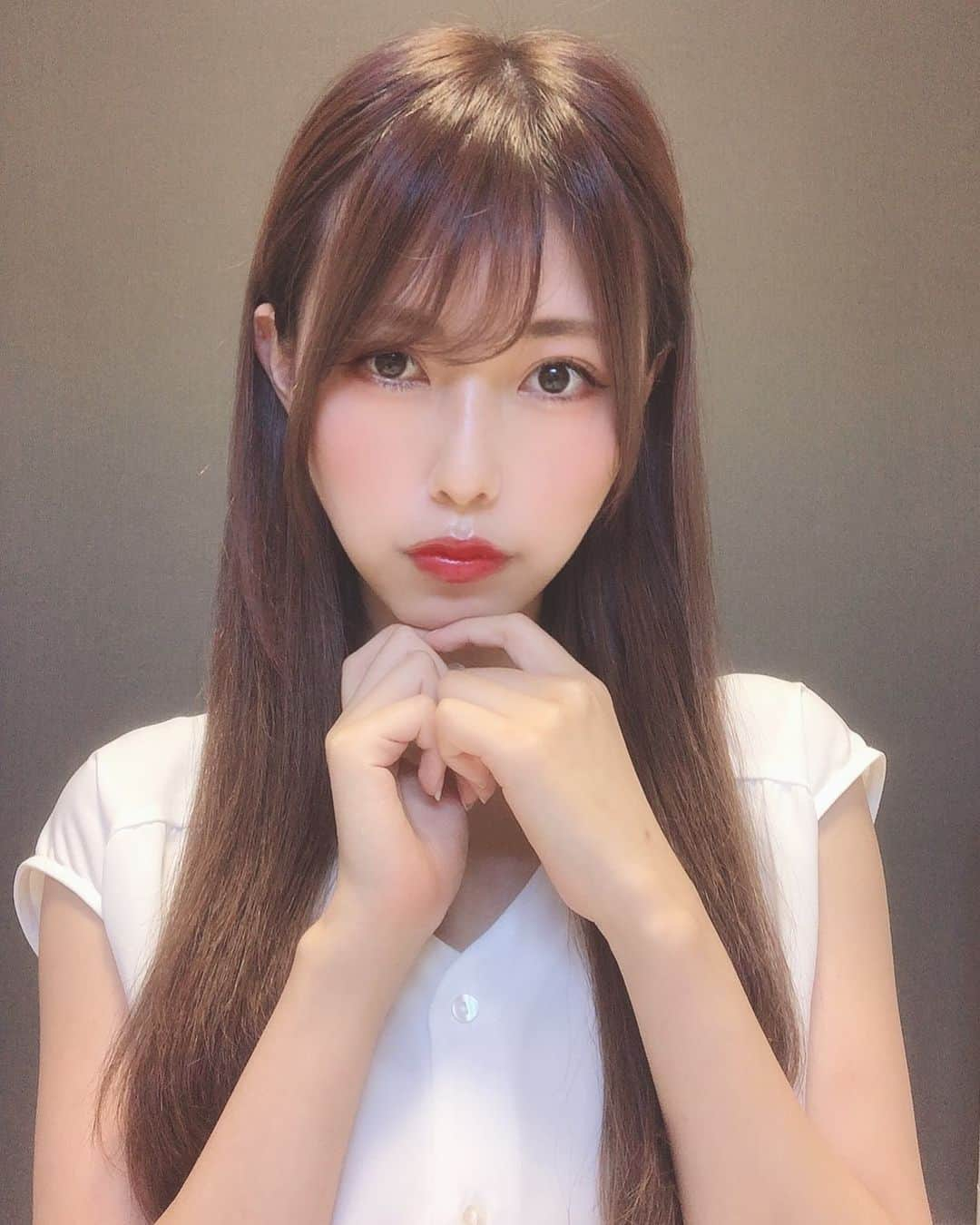 倉田夏希さんのインスタグラム写真 - (倉田夏希Instagram)「♡ . 久しぶりの更新👶🏻 . 最近はお仕事しまくって 休みの日はひきこもり と言う生活をしています。笑 . 暑いのやだなぁ 早く終わらないかなぁ . そんな私は転職活動中でして 始めてオフィスカジュアルと いうものを着ました！ . この写真が好評だったので嬉しみ♡ . zoomでの面接だったので 始まる前に画面の見え方を チェックするために とった写真だったのだけど 結果撮ってよかった🥰笑 . まだまだ就活つづくけど 無事就職決まるといいなぁ|･ω･`) . .」8月28日 23時21分 - nacchan_2611