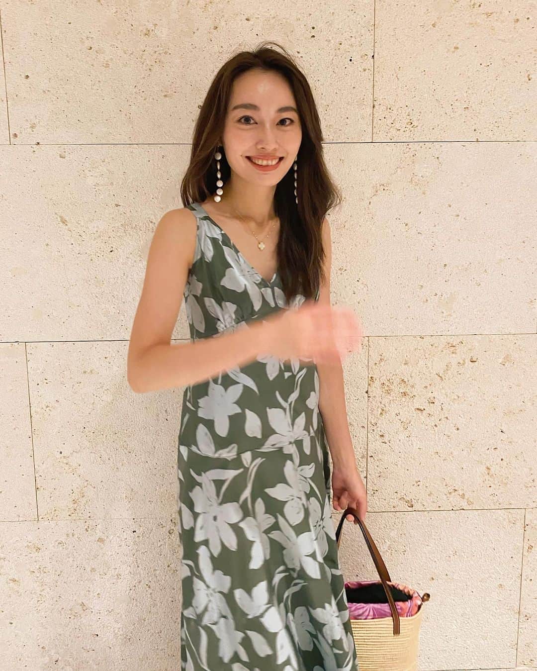 小祝麻里亜のインスタグラム：「残念ながら手だけ、ぶれてしまった👋せっかくこの間、iPhone11で撮ってもらったのに🙄📸  世間がばたついている本日。どうなっていくんでしょうか…あっという間に8月最後の週末ですね❣️  みなさん、楽しく過ごせますように✨✨  ． ． ．＿＿＿＿＿＿＿＿ #outfit #coordinate #look #instafashion #셀스타그램 #얼스타그램 #코디 #스타일링 #데일리 #데일리룩 #오오티디」
