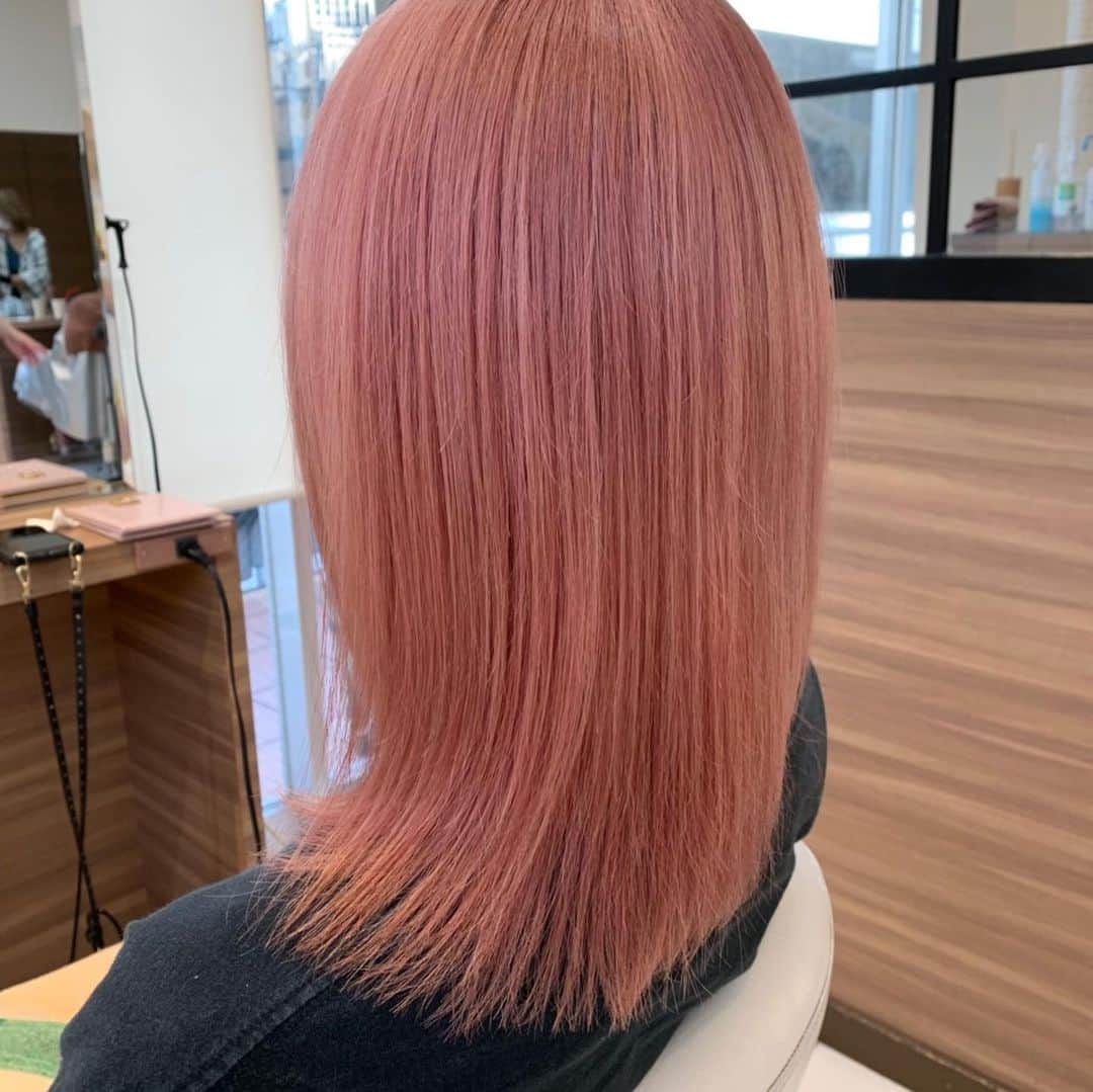 泉麻那さんのインスタグラム写真 - (泉麻那Instagram)「New hair💘﻿ ﻿ .﻿ ﻿ ピンクって色落ちしてもずっと可愛い色だからやめれない😇🌈﻿ ﻿ .﻿ ﻿ 前髪ぱっつんにしてみた😈﻿ 髪早く伸びろー！﻿ 地毛でもっと伸ばしたいの🖤﻿ ﻿ .﻿ ﻿ @ken11rollen  さんいつも可愛すぎる色にしてくれてありがとうございます🥰﻿ ﻿ #newhair  #pinkhair  #pink  #ROLLEN」8月28日 23時27分 - izumana19890629