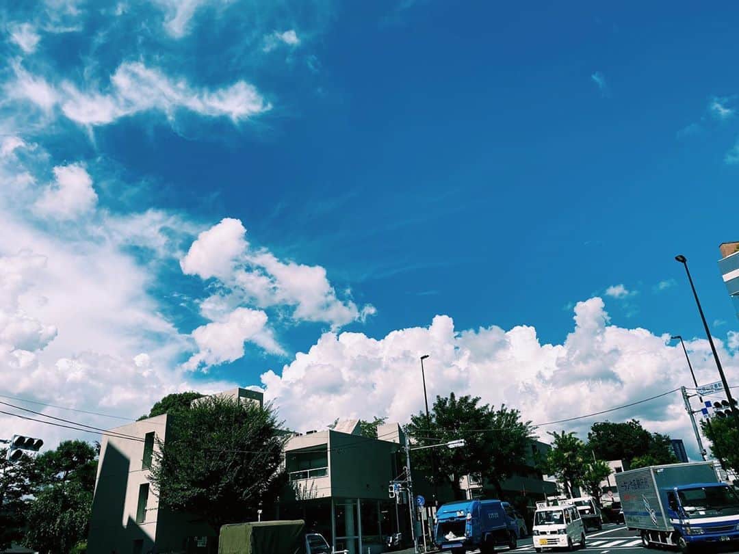 Yoshie Hamaさんのインスタグラム写真 - (Yoshie HamaInstagram)「今年一番夏らしい雲。  #毎日空を見上げて写メ撮ってると #何かあるのかと思われがち #あっという間に夏も終わり #連日暑い日が続きますが #皆さま体調にはお気をつけ下さい」8月28日 23時38分 - yoshihama0423
