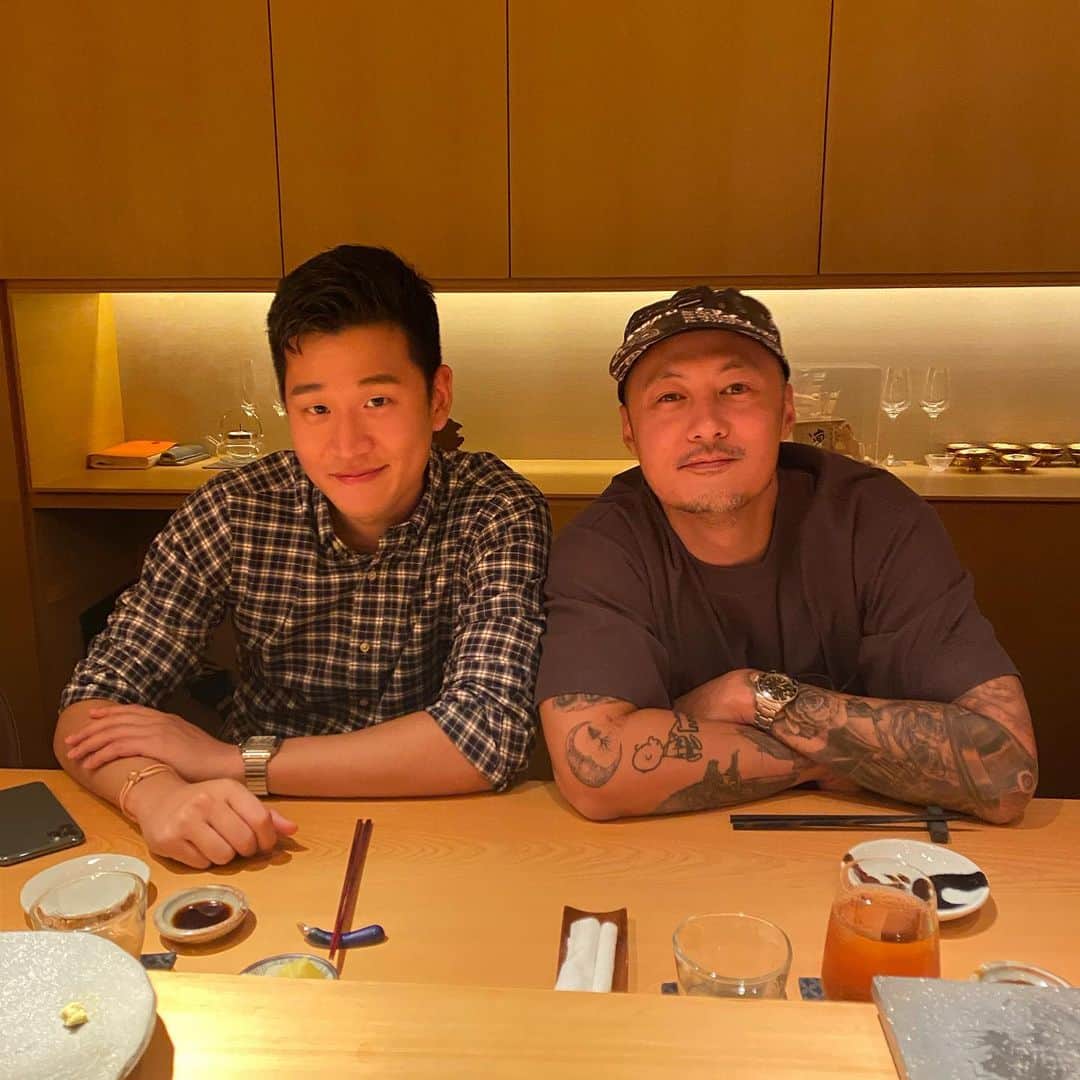 余文樂のインスタグラム：「Having dinner with my little brother  @ericchou0622」