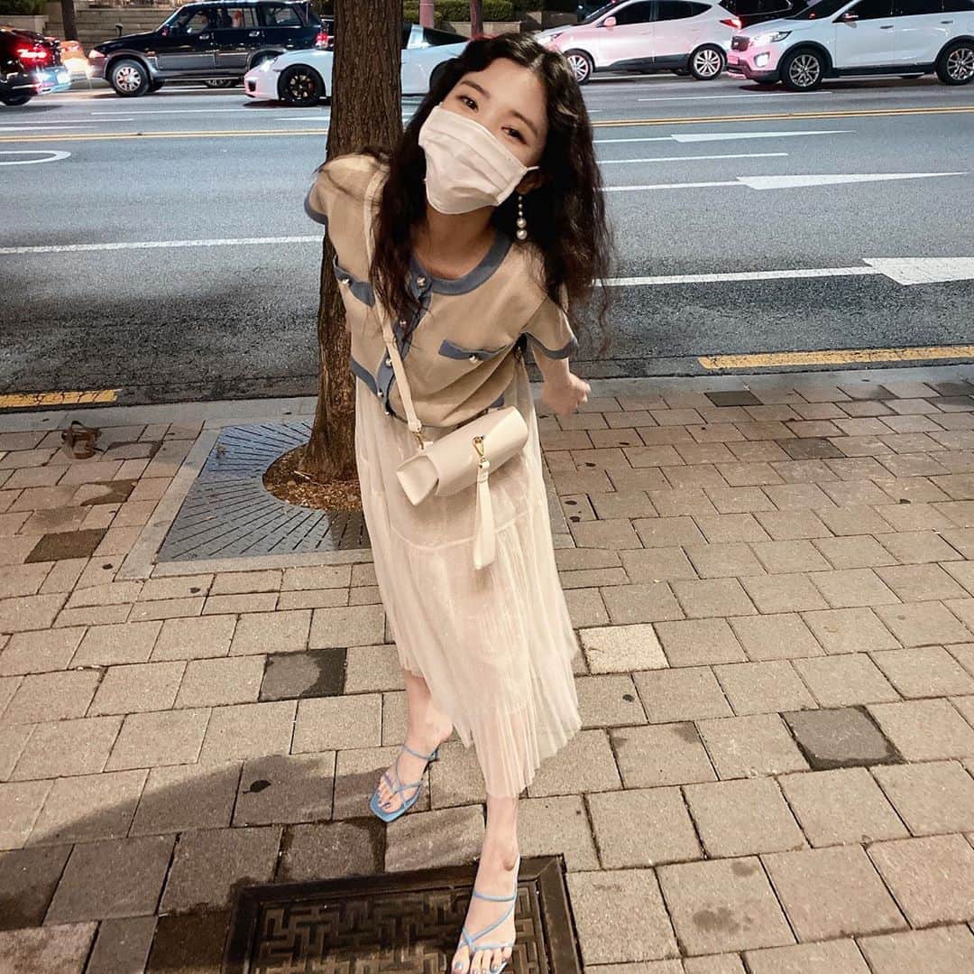 リジ のインスタグラム：「진주 귀걸이를 한 소...녀?..🦋」