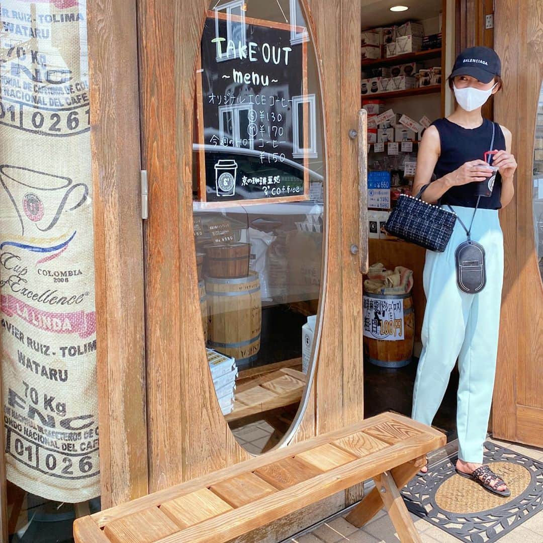 木本泉さんのインスタグラム写真 - (木本泉Instagram)「-﻿ 京都のコーヒー豆屋さん☕️﻿ ﻿ 実家と妹の家ではここの豆を購入してます🏠﻿ ﻿ お店の奥で自家焙煎された豆を販売されていて美味しい！﻿ 色んな種類の豆を販売されているので好みの味を選べます。﻿ ﻿ 暑い時期はアイスコーヒー！﻿ ここのアイスコーヒーは絶品です⭕️﻿ よく行っている◯ノダコーヒーのパックのアイスコーヒーよりお値段も安くて&数倍以上美味しいょ😊﻿ ﻿ #京都#コーヒー豆屋#自家焙煎#コーヒー#kyotoandushcoffee」8月28日 14時56分 - izumikimoto