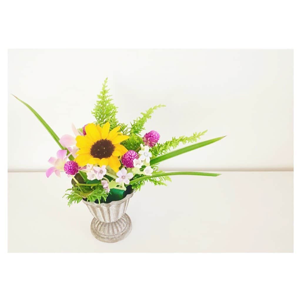 のインスタグラム：「💐 スタジオ装花の中に 千日紅が入っていました。 小さい秋、見つけた😊 . 少なくなった花を挿し直したので オアシスが見えていますが、 気にしない、気にしない🤗 . #シャビーシック　#フラワーアレンジメント　#暮らしを楽しむ #日々 #日々の暮らし #暮らしの楽しみ #主婦日記　#花のある暮らし #花時間　#フラワーベース」