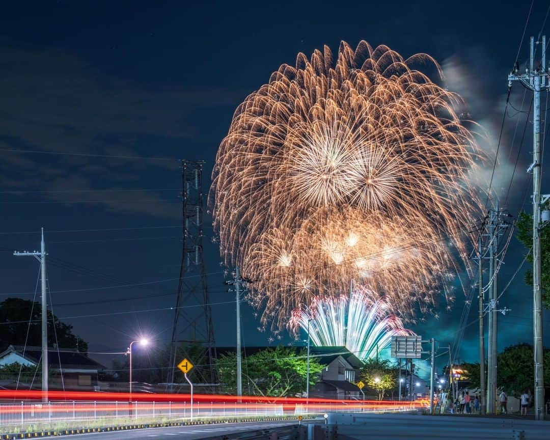 関西電力株式会社さんのインスタグラム写真 - (関西電力株式会社Instagram)「＼花火でエールを届けたい🎆／ 今回ご紹介するのは、滋賀県彦根市高宮町で打ち上げられた「エール花火」の風景✨ 日本の花火を各地で打ち上げ、すべての人に「エール」を届けたいといった想いが込められています🎆 . --------------- ✨📷関西電力Instagramフォトコンテスト開催中📷✨ 詳細はプロフィールのURLよりご確認ください☝  関西電力Instagramでは、関西地方の灯、あたたかみのある風景写真を通して、皆さまの心に灯りがともったような癒しをお届けしていきます。 外出の際は引き続き感染予防の徹底を心がけましょう。 --------------- . #花火 #花火大会 #fireworks  #日本の風景 #japan_night_view  #けしからん風景 #夜景 #夜景ら部 #夜景倶楽部 #夏の風物詩 #日本の夏  #打ち上げ花火 #滋賀 #しがトコ #彦根 #エール花火 #loves_united_japan  #ダレカニミセタイケシキ #bestphoto_japan  #灯 #ptk_japan #絶景delic  #日本の絶景 #絶景辞典　#貴重な体験  #景色最高 #tripgramjp #best_expression_night #お写んぽ #インスタスポット」8月28日 15時00分 - kanden.jp