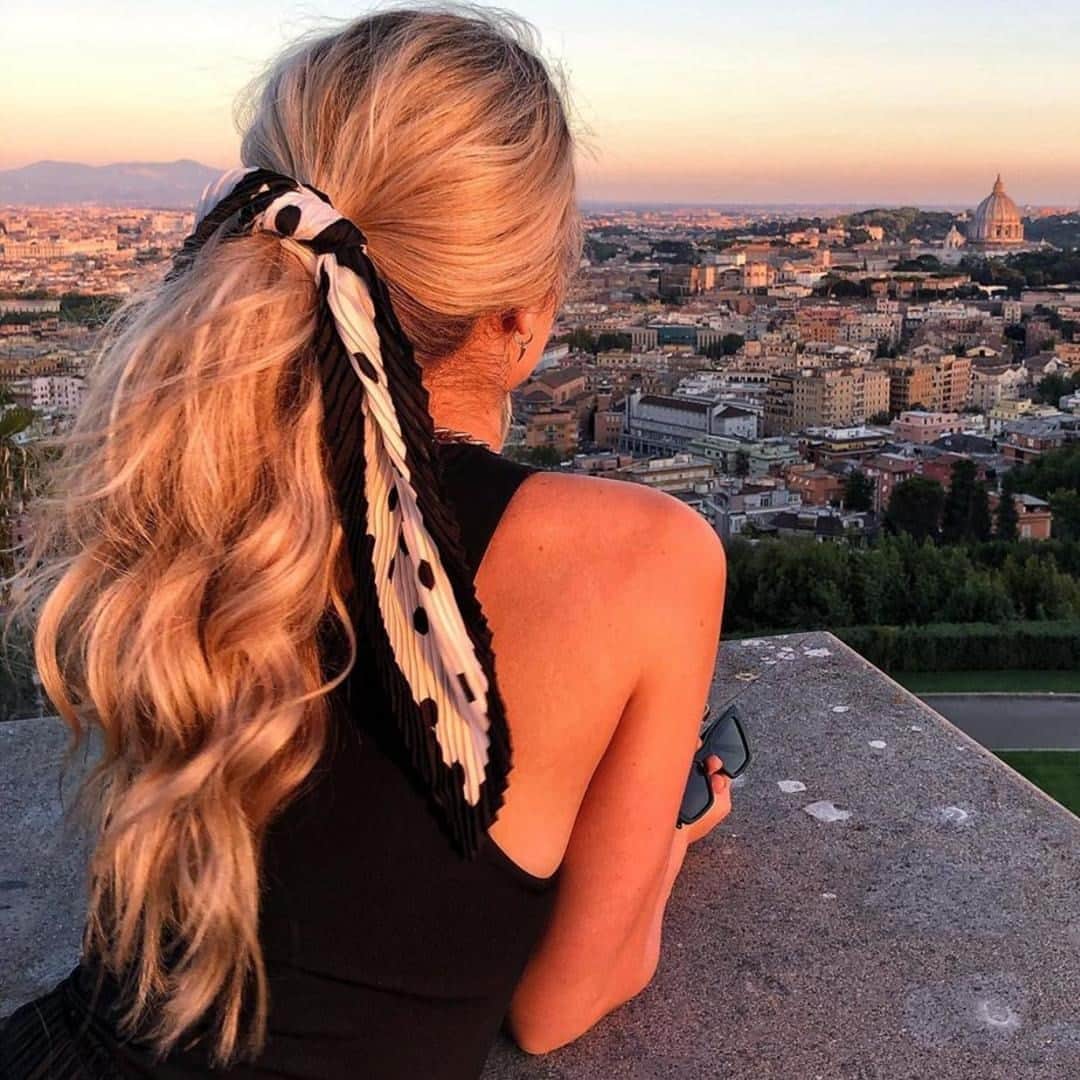 アクセサライズのインスタグラム：「Us longingly looking for 5.30pm so we can start the long weekend  📷: @michaelgrayhair & @staceylaceymua  Tap the link in our bio to shop  #Accessorizer #Accessorize」