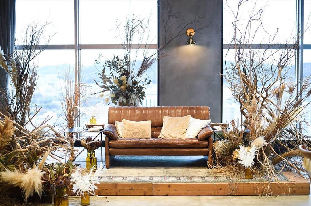 THE STYLE No.20 NEW YORK STYLE WEDDINGのインスタグラム：「2020年5月☆オープン2周年★ 口コミサイトの料理部門4年連続No.1獲得 No.20で自分たちらしい結婚式が叶う . ↓詳しくはHPをチェック↓ https://www.styles.jp/wedding/20f/ . 週末＆平日ブライダルフェアを開催しております メッセージ or ダイレクトメールからでも予約可能 . ↓ TEL ↓ 086-234-7310 . ↓ MAIL ↓ info-thestyle@styles.jpn.com . #thestyle #wedding #bridal #party #weddingparty #weddingphoto #weddingdress#starwedding #instagood #instalike #love #style #instapic  #結婚式 #結婚 #岡山結婚式 #ウェディング #プレ花嫁 #花嫁 #テーブルコーディネート #結婚式準備 #日本中のプレ花嫁さんと繋がりたい #ウェディングドレス #ウェディングフォト #ウェディングレポ #令和婚 #令和」