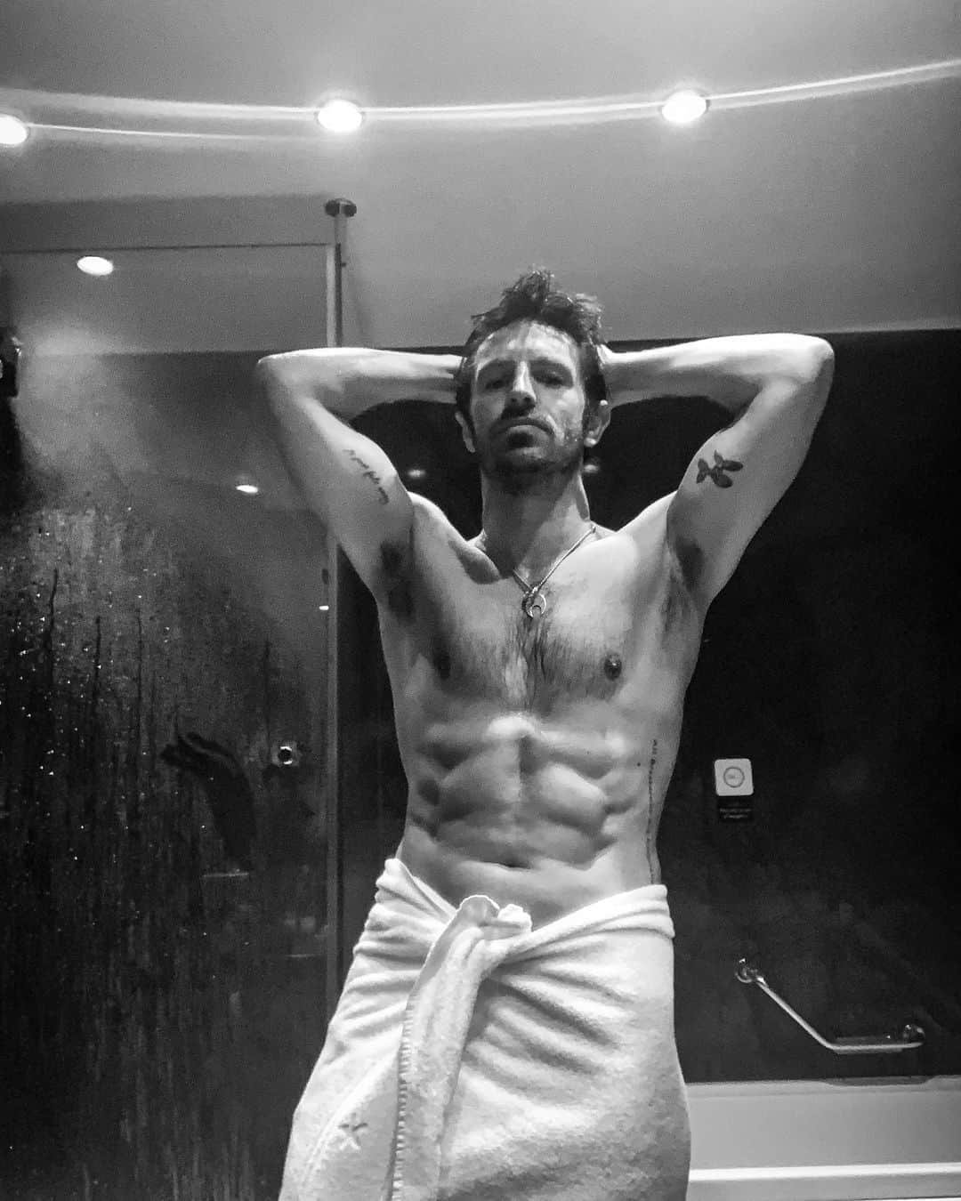 オーエン・マッケンさんのインスタグラム写真 - (オーエン・マッケンInstagram)「This is an obnoxiously narcissistic post & everybody should unfollow me, but I styled this picture myself choosing a white towel instead of a cream towel and I figured that deserved an insta photograph. #styling」8月28日 15時16分 - eoincmacken