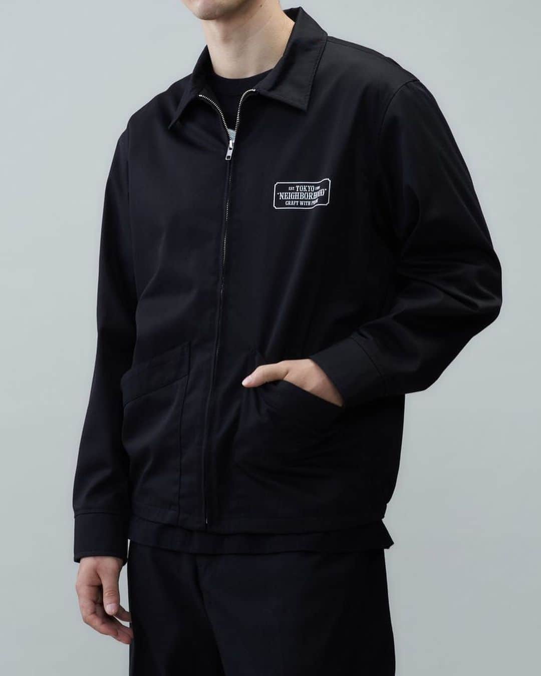 のインスタグラム：「NEIGHBORHOOD﻿ @neighborhood_official ﻿ 2020 Autumn & Winter﻿ ﻿ ﻿ ◾️ DRIZZLER / EC-JKT﻿ ¥26,400- (tax in)﻿ ﻿ ﻿ ﻿ 柔らかなTCツイルを使用したドリズラージャケット。オールシーズン着用可能な一重仕立て。左胸と背面にBAR & SHIELDロゴのプリント。﻿ ﻿ ﻿ #neighborhood #neighborhoodjapan #arknets #ark﻿ @arknets_official」