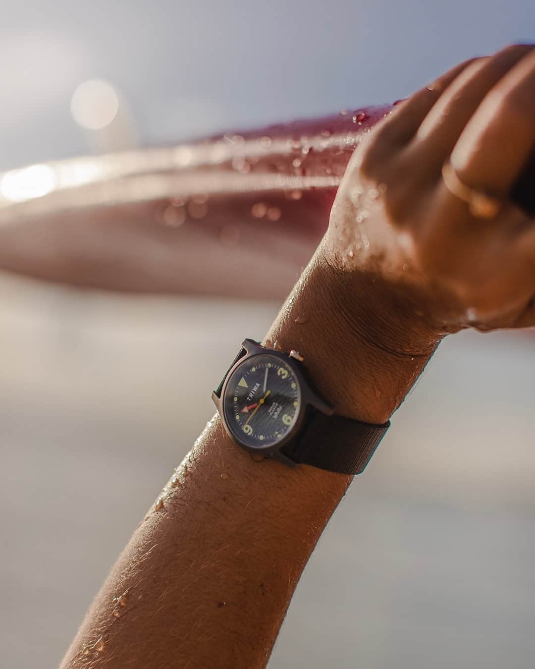 のインスタグラム：「Late summer essentials: sun, ocean and the #timeforoceans watch. Did we miss anything?⠀⠀⠀⠀⠀⠀⠀⠀⠀ ⠀⠀⠀⠀⠀⠀⠀⠀⠀ #ocean #recycled #fashion #watch #accessory #fashionstatement #sustainablefashion #sustainability #sustainabledesign #design #ethicalfashion #waves #beach #plasticfree #waves #aesthetic #beachlife #beachvibes #surf #recycledwatch」