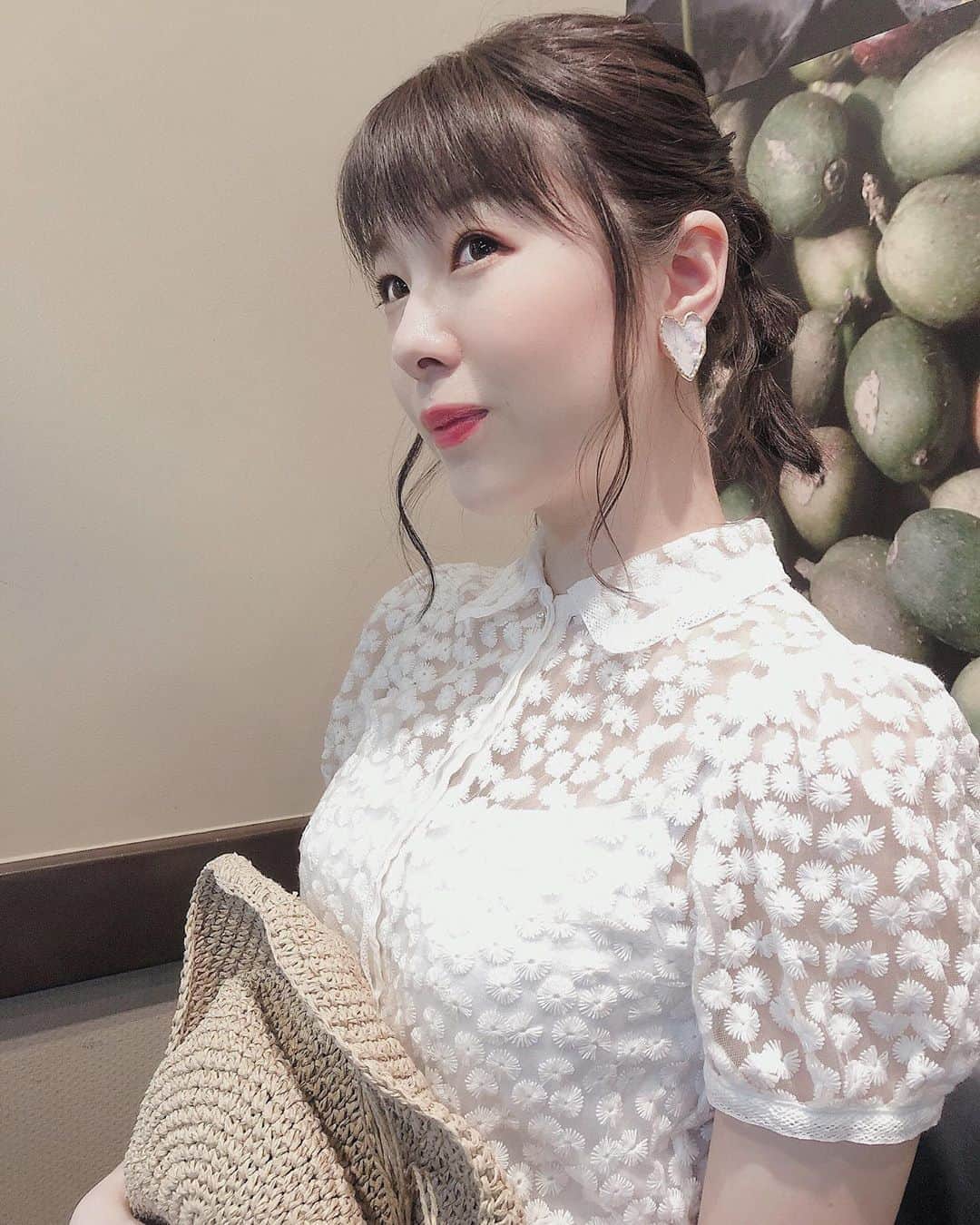 のインスタグラム：「💇‍♀️ヘアカラー💇‍♀️ ・﻿ ♡﻿ ・﻿ 髪色グレーアッシュにしました！﻿ 暗めだけど、﻿ 太陽に当たると良い感じな色に🌼﻿ 前髪も短くしたんだよ〜🥰﻿ ・ tops @honeymihoney_official  earring @solpenna_accessory  ・﻿ ♡﻿ ・﻿ ♡﻿ ・﻿ #ヘアカラー﻿ #アッシュ﻿ #グレーアッシュ﻿ #表参道美容院﻿ #表参道﻿ #ハンドメイドイヤリング﻿ #らぶmico﻿ #カフェ﻿ #カフェ好き﻿ #カフェ巡り﻿ #中西香菜」