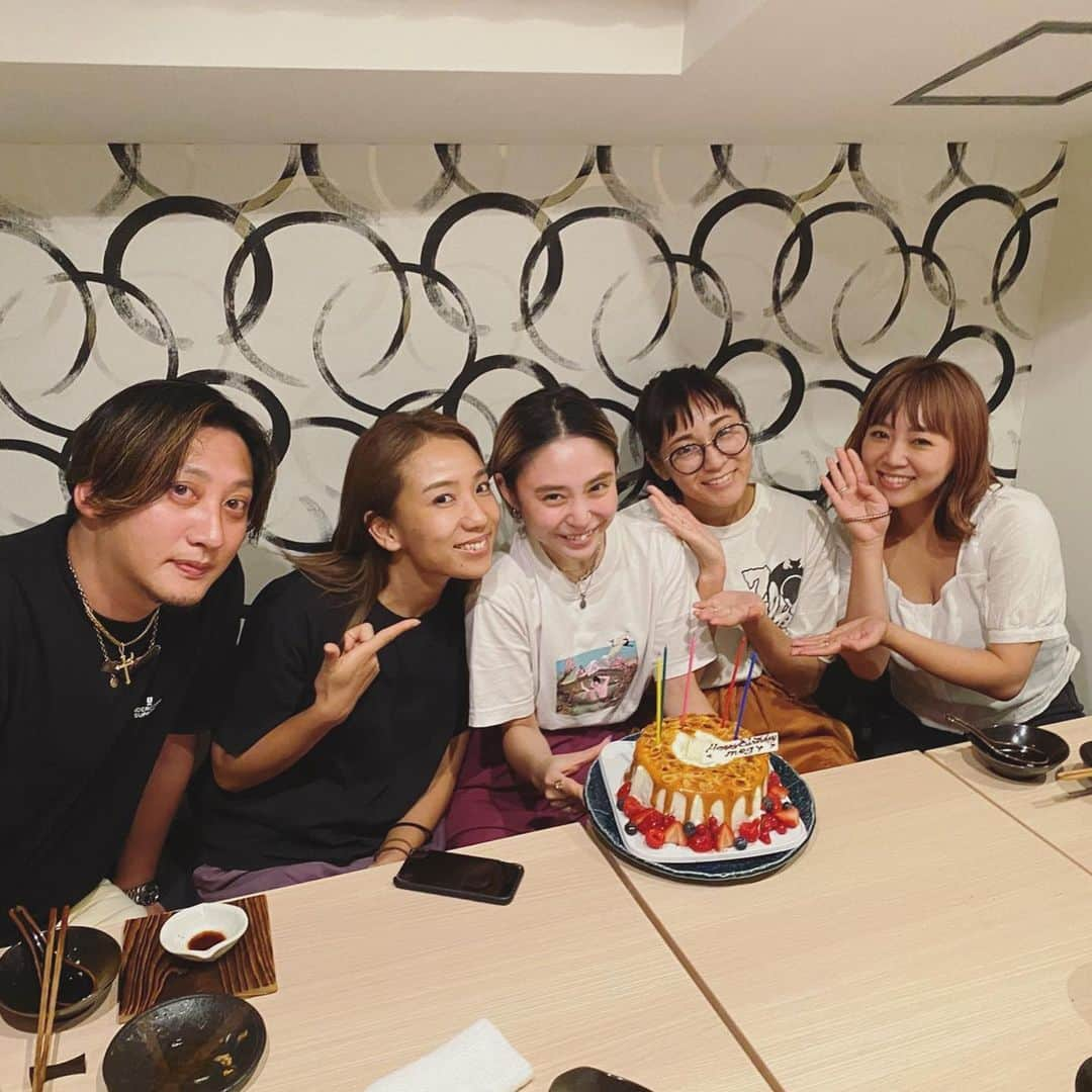 村上愛さんのインスタグラム写真 - (村上愛Instagram)「. . . . 神4にお祝いしていただいた時🥺💞 幸せすぎてあっという間に時間がすぎた、、、 . . あぁ。 サプライズがサプライズすぎてサプライズでした😢♡(語彙力) . . 本当にありがとうございました🥰 . . そしていっつもいっつも美味しい @yoichi_hanare  のご飯も食べれてこれまた幸せでしたとさ🍢😋」8月28日 15時32分 - meg_5683