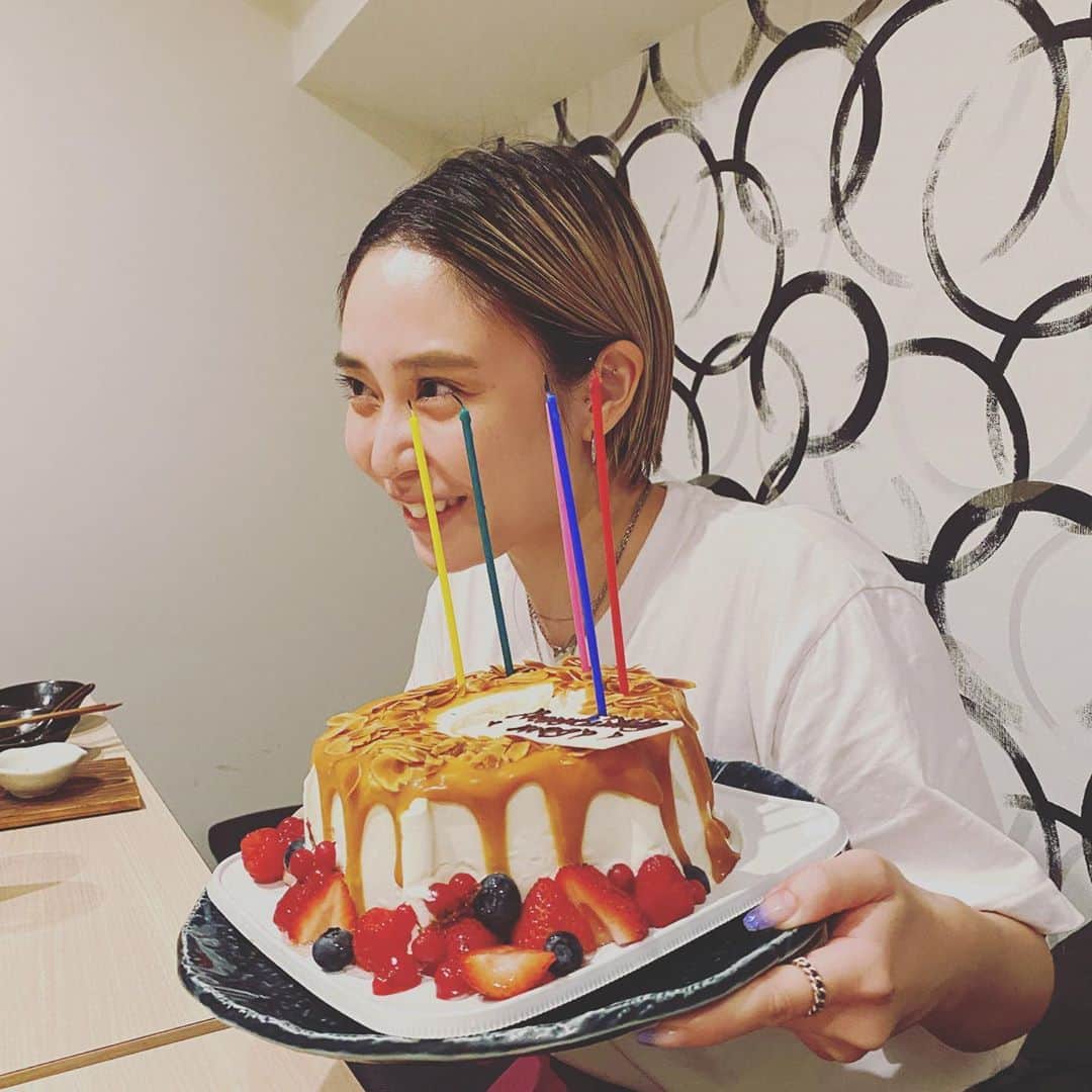 村上愛さんのインスタグラム写真 - (村上愛Instagram)「. . . . 神4にお祝いしていただいた時🥺💞 幸せすぎてあっという間に時間がすぎた、、、 . . あぁ。 サプライズがサプライズすぎてサプライズでした😢♡(語彙力) . . 本当にありがとうございました🥰 . . そしていっつもいっつも美味しい @yoichi_hanare  のご飯も食べれてこれまた幸せでしたとさ🍢😋」8月28日 15時32分 - meg_5683