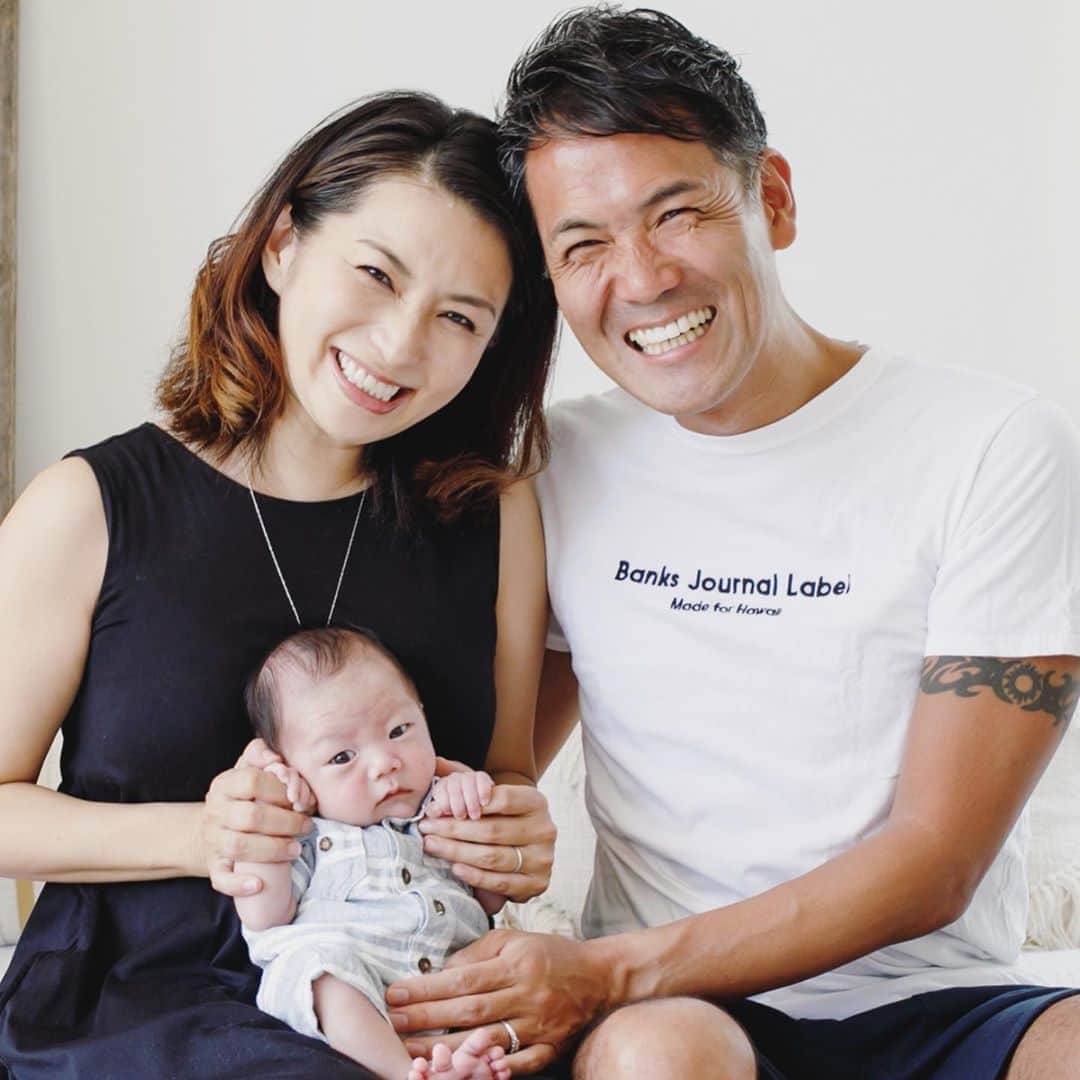 間瀬ゆきのインスタグラム：「※愚痴です  こーんなに小さかった息子も1歳を迎え、 日に日にかわいくなっていくし、 日に日に愛おしさは増していくのですが、  同時に 日に日に手がかかるようになってきたー💦  ものすごい育てやすい子だと思ってたけど  ここ最近はお出かけできずにいるからなのか 甘えん坊度が増して 抱っこしてないとギャン泣きする時間が増えた😭  1歳になったばかりの子って こんなもんなのかなー🤔  それとも外に出かけてないのが原因なのかなー。。。  歩けるようになったし 本当は外で思いっきり歩かせてあげたいけど まだまだ歩くのもバランス悪くて いつも顔面ダイブで転ぶので ちょっとまだ歩道とか固いところ歩かせるのは怖くて🥺  でも公園もビーチもクローズだし  また抱っこ紐ウォーキングとか バギーランに連れ出したいけど 今日の感染者数（306人）とか見るとやっぱり怖いし。 （息子はアメリカ生まれなのでBCG打ってないし）  あーーーー、母さん時々限界！ ってなりそうになる😑  生まれたばかりの頃の写真を見て 生まれてきてくれたことへの感謝を思い出そ👻  #ハワイ子育て #海外子育て #ハワイ育児 #ハワイ出産 #ハワイ移住 #子連れハワイ #ハワイ旅行 #生後12ヶ月 #1歳 #2019年8月生まれ #8月生まれ #男の子ママ #新米ママ #新米ママと繋がりたい #育児記録 #産後ダイエット #baby #babyboy #hawaii #ハワイ #hawaiilife #maseyukihawaii #luckywelivehawaii」