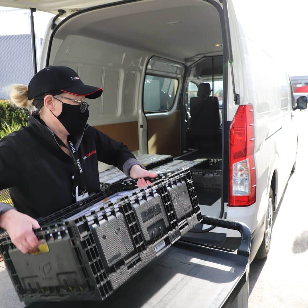 Toyota Australiaのインスタグラム：「20,000! That’s the number of meals the Toyota catering crew and @alexmakesmeals have helped to deliver to Victorians in need during COVID-19. It’s a momentous achievement and the team look forward to continuing to make a difference, one meal at a time.」
