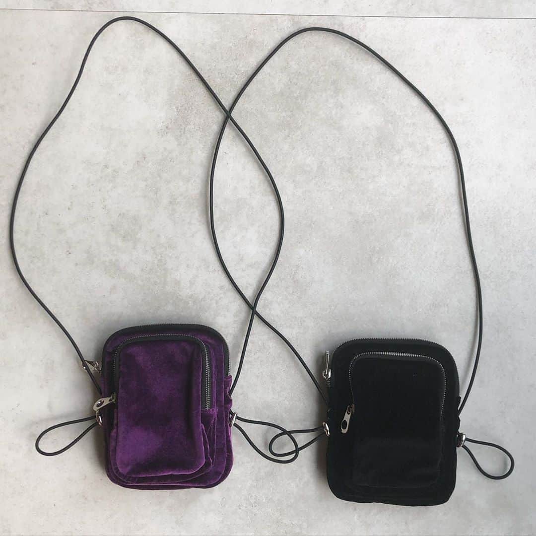 Me%さんのインスタグラム写真 - (Me%Instagram)「mini shoulder ———— MEPERCENTコードミニショルダー（item 893639）  秋素材のベロアが新登場。 ミニサイズなのに収納量は多めで使いやすい。 ショルダーとして、サコッシュとして使えます。 トートバッグとのコンビ持ちもおすすめ。 ———— #mepercent #newarrivals #caseiphone #mobilecase  #bag #sunglasses」8月28日 15時36分 - me_percent
