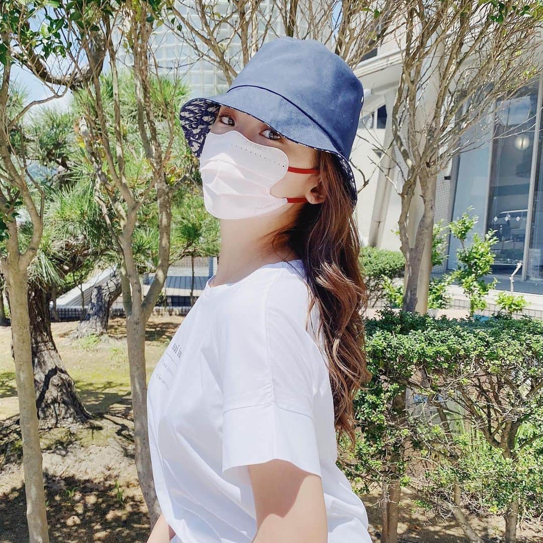 金本かすみのインスタグラム：「第1印象大事❣️ 私は白い大きいペラペラマスクは絶対に絶対に付けたくありません🎶 . 使うのは顔がシュッと見えて、顔なじみ良いカラーでファッションにも合う @d.masque のマスクだけ♡✨ . . 日頃からお仕事でもプライベートでも、お会いした方とのファーストインプレッションを大事にしているのですが、顔は重要パーツ❣️ . このようなご時世だからこそ、TPOによってマスクもファッションと合わせて楽しんでいます✨❣️ . @d.masque  ブランドリニューアルにあたり、パッケージと新作カラーリング等をMint'zのクリエイターがデザインさせて頂き、SNSディレクションとPRを行ってます✨❣️  . . 形もしっかりしているので、すぐに使い捨てずに、Dbrumeミストをワンプッシュしてアルコール除菌と華やかな香りを付けて再利用できるのもいいところ😍✨ 私のマスクの中はバニラの香り(*´˘`*)♥🌿笑  #マスクライフ #マスクコーデ #マスク女子 #不織布マスク #オシャレマスク #第一印象 #バケットハット #Tシャツ #Dior #ZARA #n21 #dmasque #dbrume #除菌ミスト #女子力」
