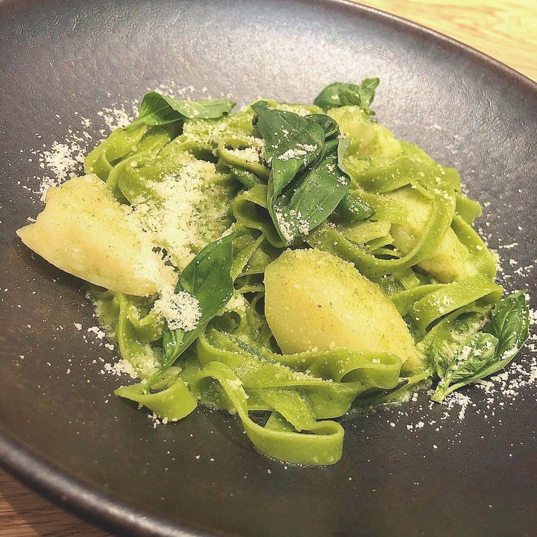百瀬俊介のインスタグラム：「ジェノベーゼ & ポテト・オン・ザ・パスタ🥔🍝 ほうれん草が練り込まれたベジパスタにジェノベーゼたっぷりソースをかけてあとは茹でたポテトをオン・ザ・パスタ🙌🙌🙌 パルメザンチーズをかけて出来上がり✨😋 野菜が練り込まれたパスタといえばポテトが練り込まれたニョッキもあった☝️ ニョッキも大好きで次回はニョッキの和風レシピ考えてみよう！ ポテトのカロリーはお米の半分🍚🍙 意外と知られてないポテトの色々🥔 ぜひ、ポテトの秘密を調べてみてください👍  #ポテトパワー #ポテトチャージ #ビタミンC #炭水化物 #カリウム #おうちこばん #ジェノベーゼ #パスタ #potato @potatopower10 #potatopower」
