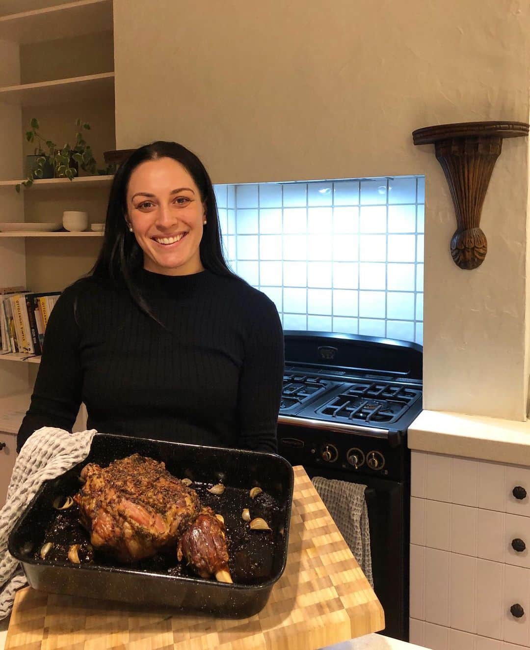 Sophie Pascoeのインスタグラム：「It’s World Iron Awareness Week so  I’ve cooked my favourite meal, Roast Lamb for my flat. When I was younger I often had very low iron, now I am able to stabilise and keep my iron levels boosted through the support from my nutrition team and beef + Lamb. Eating the right types of foods, including iron-rich foods can help any sportsperson achieve their goals. Iron is also important for fighting fatigue, immunity and carrying oxygen around the body. For the active person head to beef+lambs nutrition for athletes page (link in bio) @beeflambnz #worldironweek #ironweek #nzbeef #nzlamb #ironmaiden #sp」