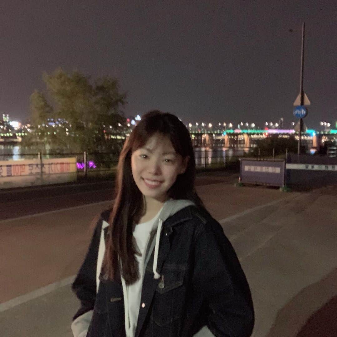 ユン・ジウォンのインスタグラム：「언제 마스크 벗을 수 있죠...? 저때로 돌아가고 싶다...😭」