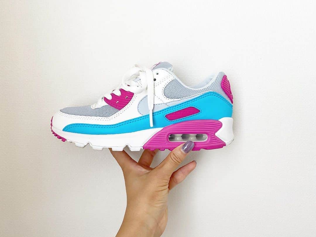 Chiharuのインスタグラム：「#airmax90 💙💗 お菓子みたい🍭可愛い〜！ 白ベースのカラーも最近ハマってる😋 . 本当は、海入ってサンダルがビショビショになったから買ったの。笑　 . #ナイキスニーカー  #ナイキ女子  #yesnike #nikeairmax90  #nikeaddict  #airforce1  #nikeairforce1  #nikejapan」
