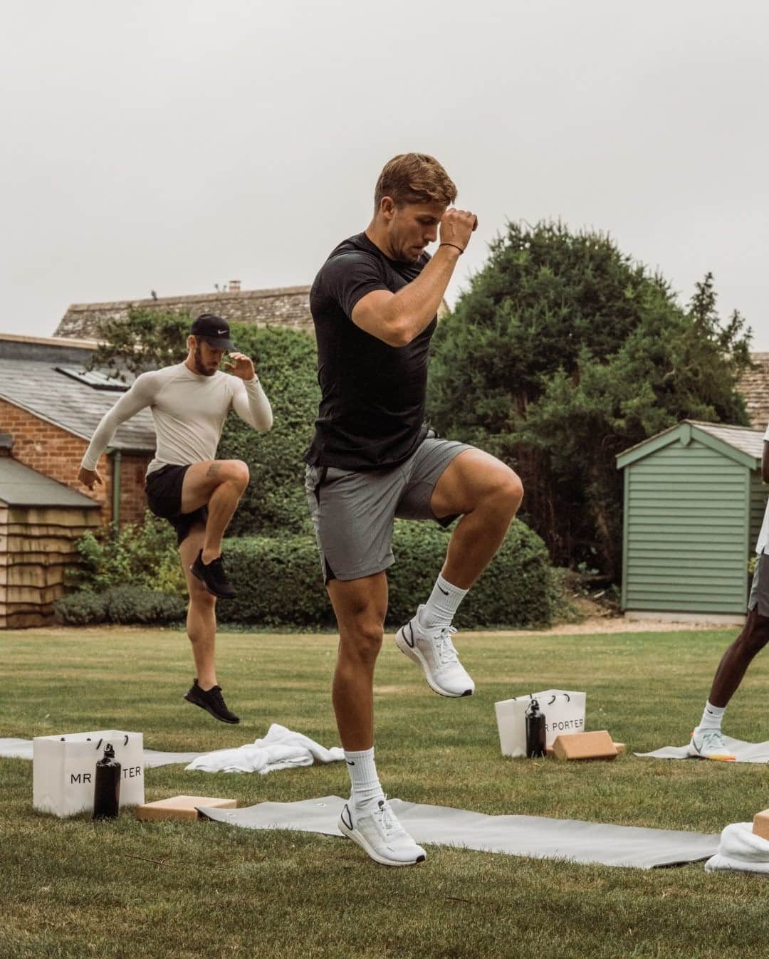 MR PORTERのインスタグラム：「How do you guarantee that you start the long weekend on the right foot? A workout of course. Make like Mr @yatesy17 here, and get your heart rate up before breakfast (we love working out with @bodyism). Not only will you get your endorphins going, but you can go off into your day without worry about a little over-indulgence. Win win. #MRPORTERLongWeekend」