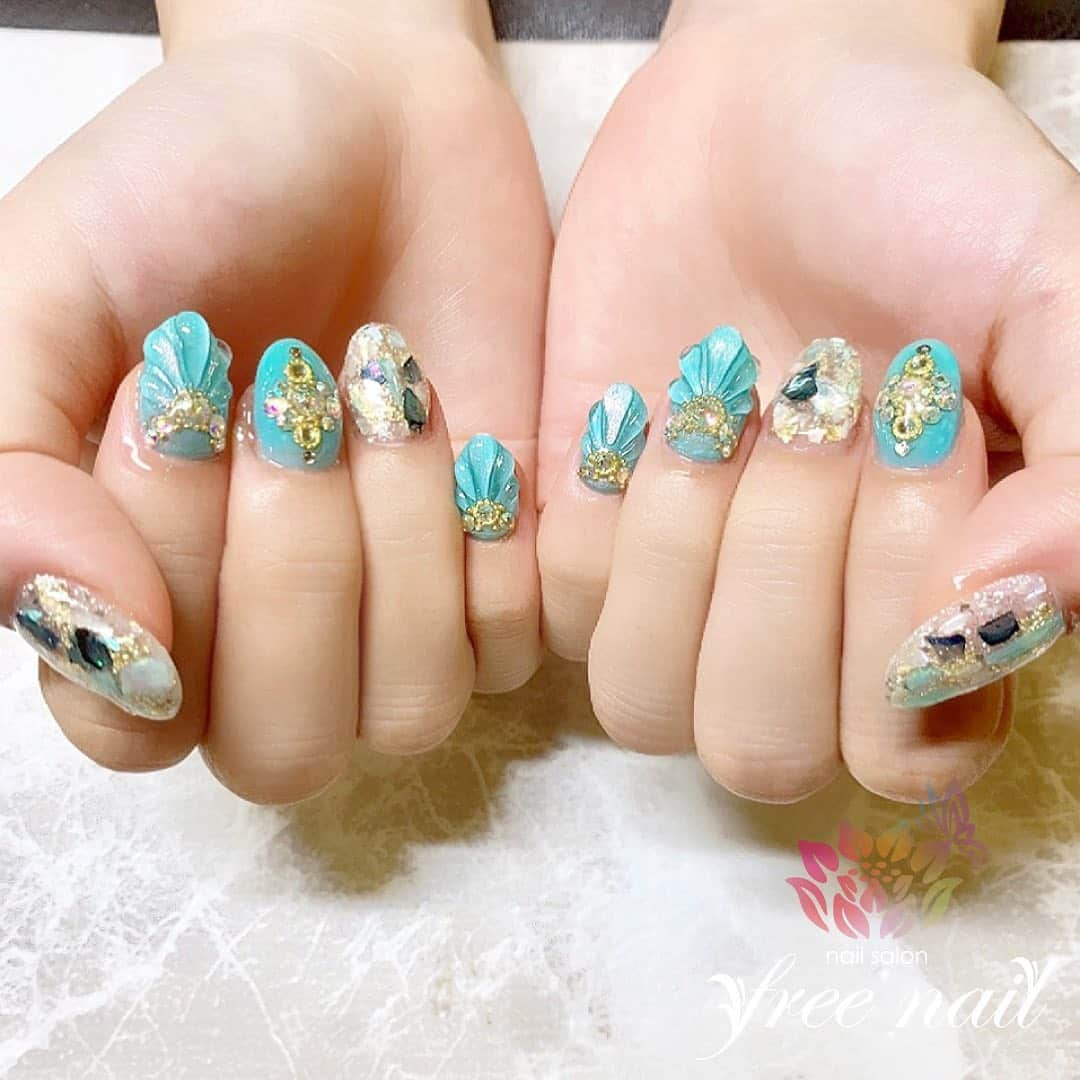 ネイルアーティストRYさんのインスタグラム写真 - (ネイルアーティストRYInstagram)「. 人魚の鱗ネイル💅🏻🧜🏻‍♀️🐚✨ . 夏色🐠✨ . #ネイリスト #ネイルアーティスト #ネイルアート #ネイルチェンジ #ネイルサロン #大阪ネイルサロン #ネイルスクール #ネイル動画 #ジェルネイル #ネイルデザイン #人魚の鱗ネイル #貝殻ネイル #シェルネイル #シェルストーン #グリーンネイル #クリアネイル #デザインネイル #トレンドネイル #サマーネイル #ラブリーネイル #ショートネイル #夏ネイル #summernails #美甲 #日式美甲 #日式美甲胶 #日本美甲师 #日本美甲老师 #美甲上课 #日本胶」8月28日 15時59分 - nail_artist_rm