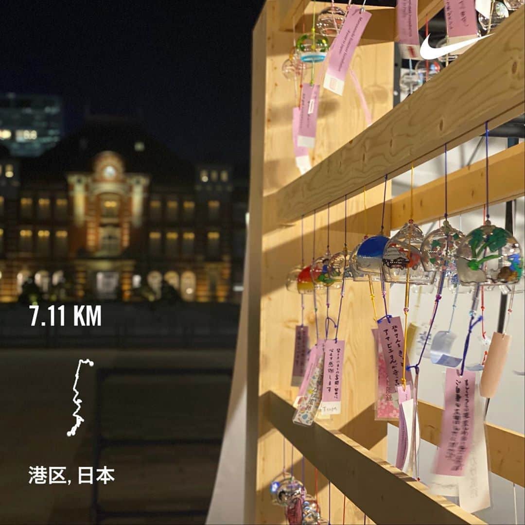run+さんのインスタグラム写真 - (run+Instagram)「#MarunouchiSummerInstallation #🎐 日本各地から集めた2020個の風鈴に、感謝と応援の気持ちをのせて。  📍東京駅 行幸通り 8.28 今日まで！  日本ならではの風鈴の音と共に、コロナに負けない強い思いを届けたい…とのこと。 日本各地から集めた風鈴は様々な素材や形。 そしてその音色も様々。  終了後には、応援メッセージの詰まった風鈴を 医療施設や保育園などへ寄贈し応援メッセージが書かれた短冊付きの風鈴を現場で働く方々へ届けるんだそう。  #帰宅ラン  #帰宅ランナー #帰宅RUN #帰宅ランの楽しみ #しごおわラン  #走れるって幸せ #走れるって当たり前じゃない #ゆるラン #街ラン #街RUN  #ハシリマシタグラム #ハシリマスタグラム #igランナーズ #走るを楽しむ #写ラン  #ランニング好きな人と繋がりたい #ランナーさんと繋がりたい #igランナーズと繋がりたい  #RunForSmile #Runday #RunLovesLife #runstagram @runplus #aday」8月28日 15時52分 - runplus