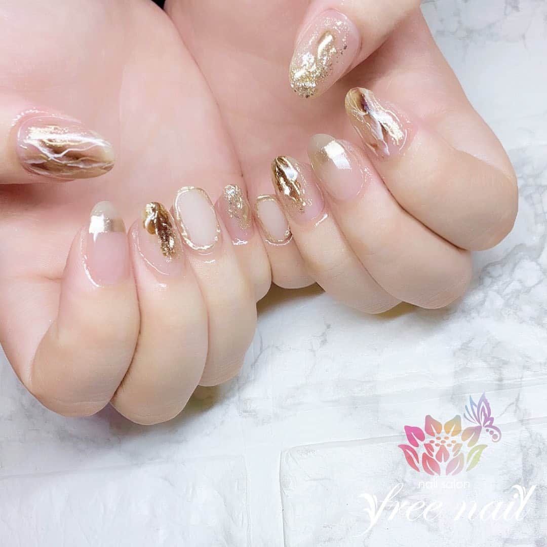 free nail フリーネイルのインスタグラム：「. お客様ネイル💅🏻🍦 . クリアニュアンスネイル🪐💠 . ＋ホワイトマットがおしゃれ🤍 . ▶︎▶︎▶︎スワイプして動画も見てね☝︎🎬✨ . ご来店ありがとうございました🙇🏻‍♀️🙇🏻‍♀️🙇🏻‍♀️💗 . #ネイルアート #ジェルネイル #ネイルサロン #大阪ネイルサロン #ネイルデザイン #ネイルチェンジ #ニュアンスネイル #マットネイル #メタリックネイル #ミラーネイル #ベージュネイル #クリアネイル #デザインネイル #トレンドネイル #おしゃれネイル #大人ネイル #シンプルネイル #夏ネイル #summernails #nailsart #nailsdid #美甲 #日式美甲 #日式美甲胶 #日本美甲师 #日本美甲老师 #美甲上课 #日本胶 #フリーネイル #freenail」