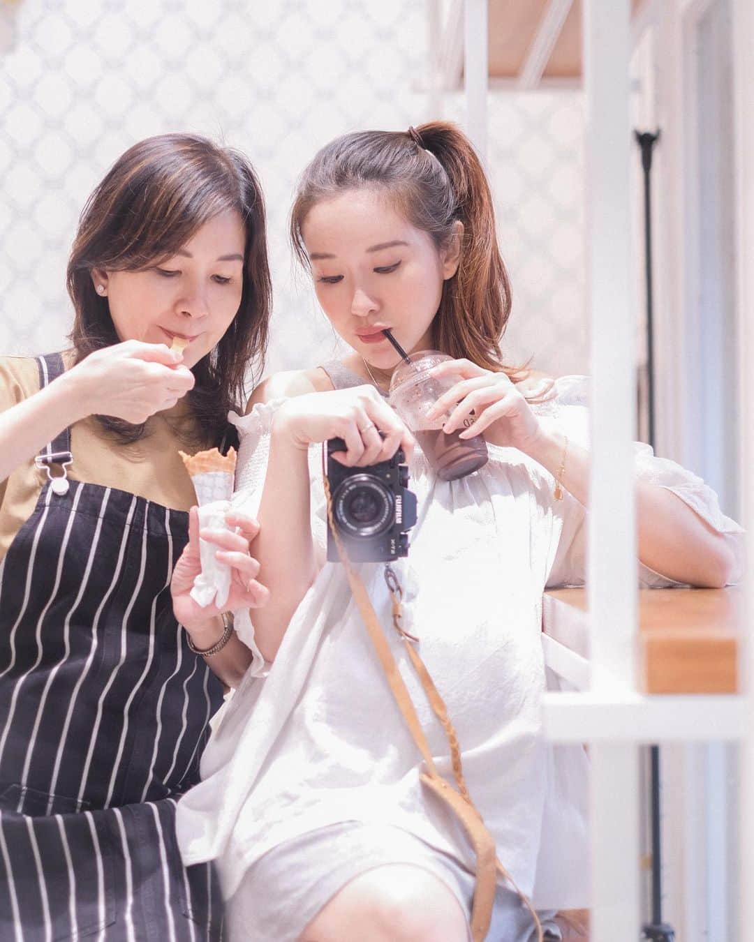 ジェシカ・ヤマダのインスタグラム：「Been having some quality time with my mom @fifiutama and looking forward to having even more! 💞 Anyway, yes, this photo was taken when I was 7,5 months pregnant with @jessbebes. My mom kept saying, “Bumil narsis, bumil narsis.” 🤣⁣ ⁣ #jesswears #jess🥚 #week30 #jessshares」