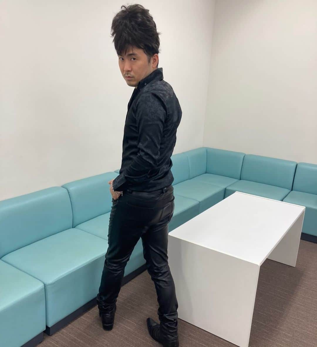 斎藤司のインスタグラム：「私は生まれ変わりました #暑い #こりゃシャンプー大変だわ #手が短いから #届くかな #バブルキタ #実は手が短いのが一番コンプレックス」