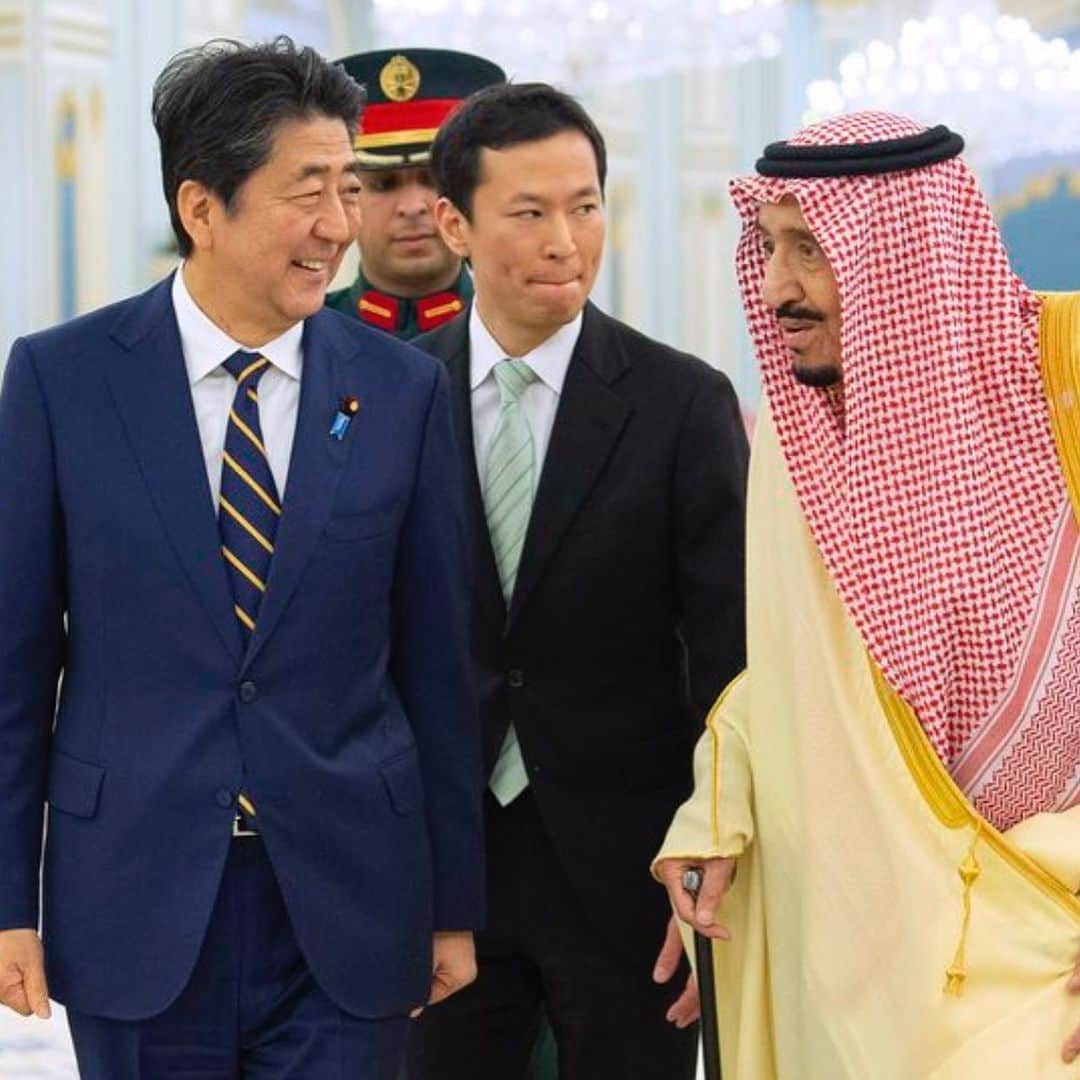 鷹鳥屋明のインスタグラム：「عاجل: رئيس وزراء #اليابان شينزو آبي يعتزم الاستقالة من منصبه بسبب حالته الصحية ‏كان رئيس الوزراء ⁧‫الياباني‬⁩ ⁧‫شينزو_آبي‬⁩ قد زار مستشفى جامعة كيؤ يوم الاثنين، بعد أسبوع من قضائه حوالي 7 ساعات ونصف في مستشفى طوكيو لإجراء فحص طبي، مما أثار مخاوف بشأن صحته. وقالت مصادر مطلعة إن آبي، 65 عاما، قام بالزيارة الثانية بناء على طلب طبيبه لإطلاعه على نتائج الفحص. شكرا لعملكم الشاق🥺 شكرا لك ‎يا شينزو_آبي🎌🎌🎌🎌🎌 #اليابان #يابانيه #يابان」