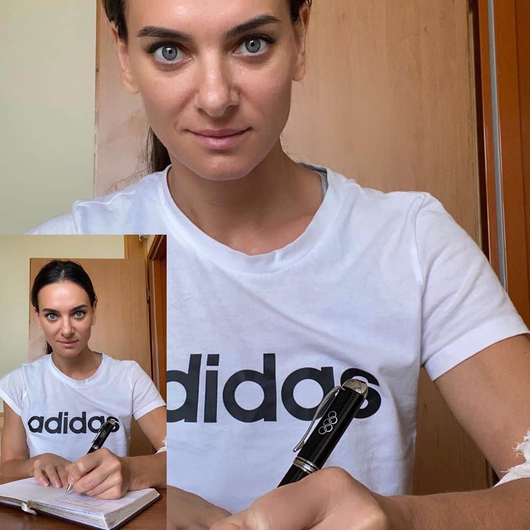 エレーナ・イシンバエワのインスタグラム：「Ну что готовы сразится со мной в морской бой? 😎 ⠀ Жду ваших комментариев под этим постом, с фразой «Хочу играть». Я выберу трёх человек и приглашу в прямой эфир, каждого по очереди.  Помните, если выиграю Я, то вы переводите 1000₽ в @isinbaeva.fund, с если выиграете вы, то с меня подарок 😉 ⠀ До встречи в 21:00 по МСК. 💪🏻😌」